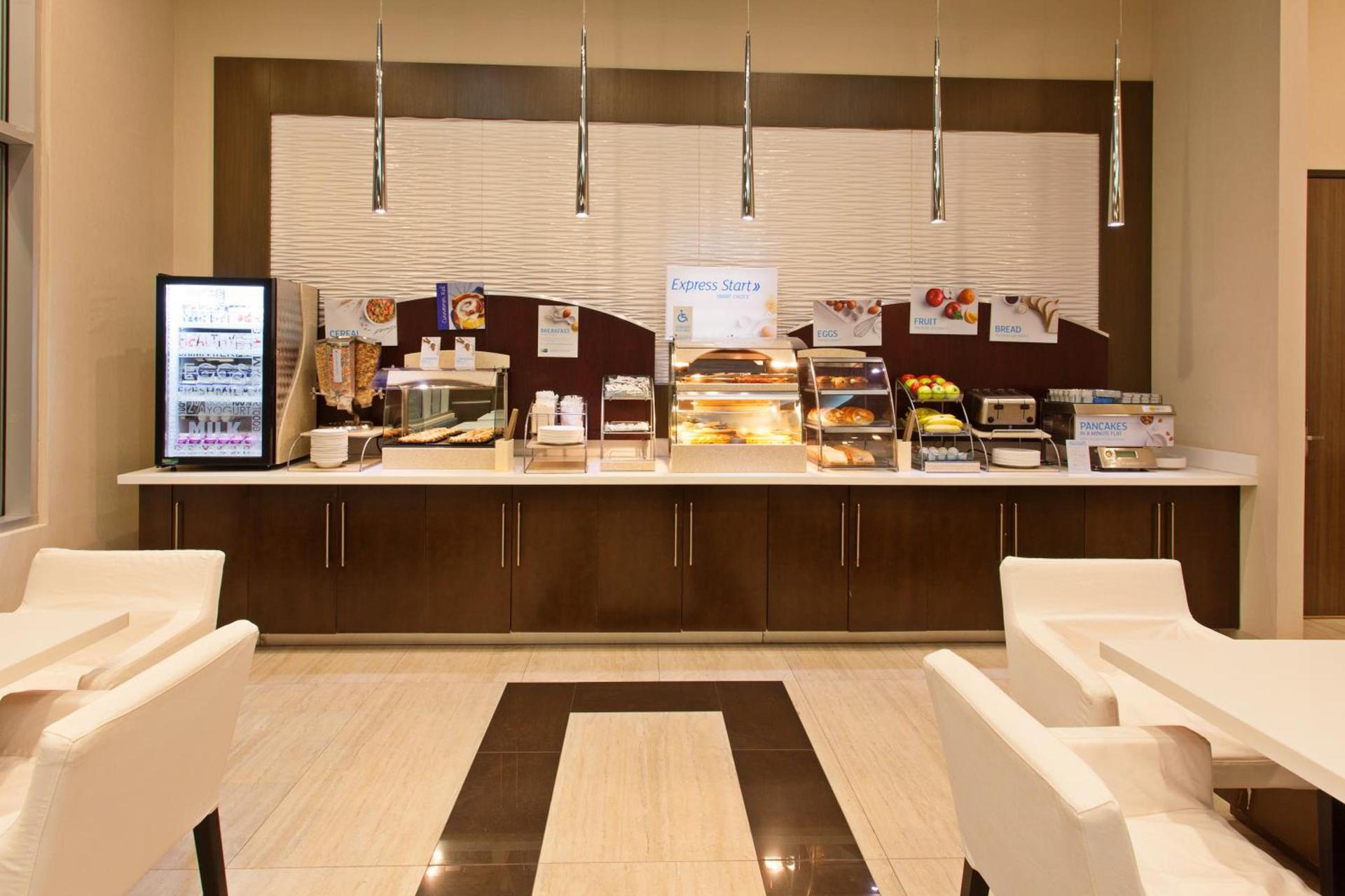 Hampton Inn by Hilton North Hollywood photo 11