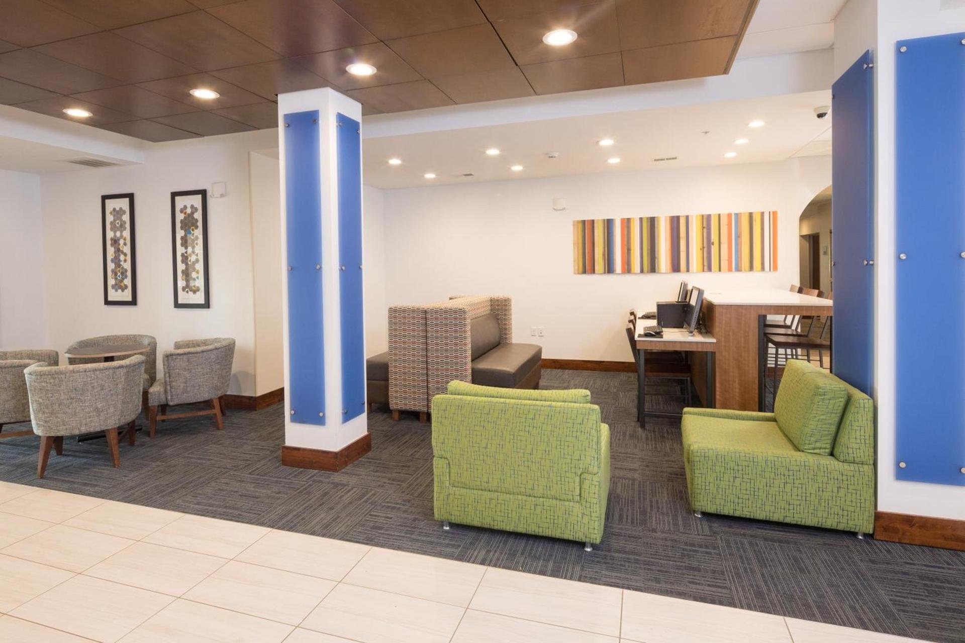 Holiday Inn Express Hotel & Suites Detroit-Utica by IHG photo 6