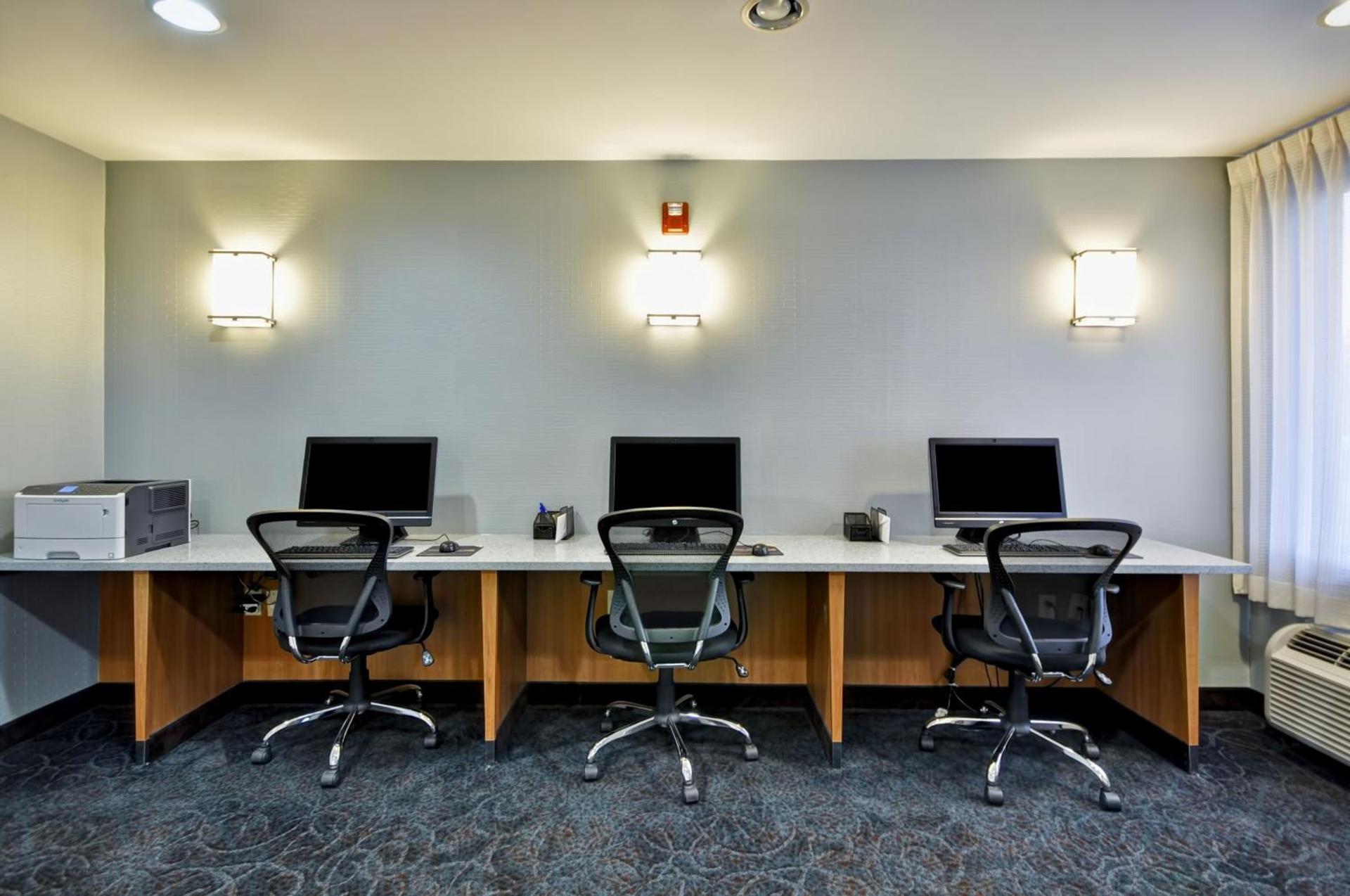 Holiday Inn Express Romulus / Detroit Airport by IHG photo 17