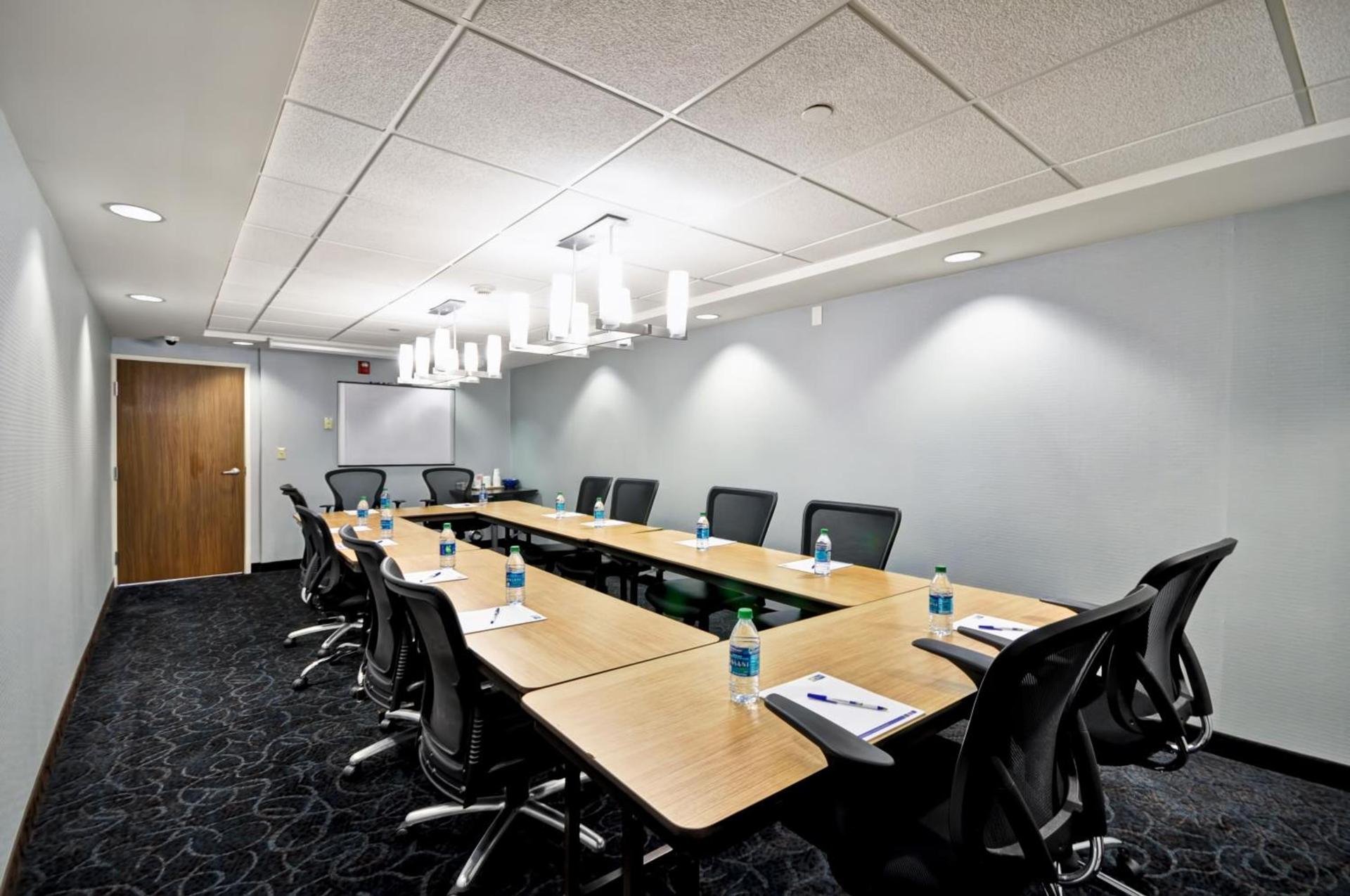 Holiday Inn Express Romulus / Detroit Airport by IHG photo 43
