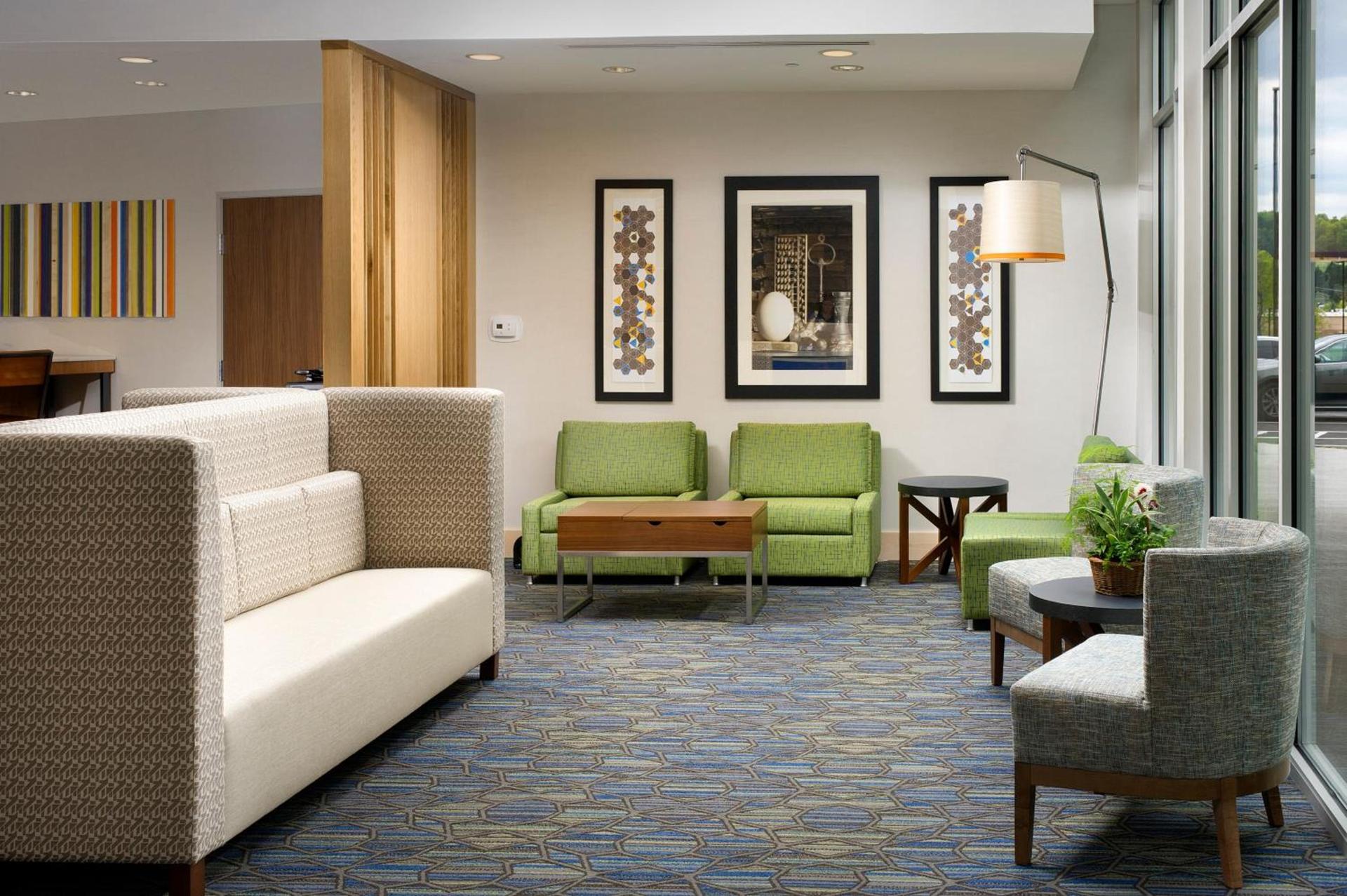 Holiday Inn Express & Suites by IHG Altoona by IHG photo 36