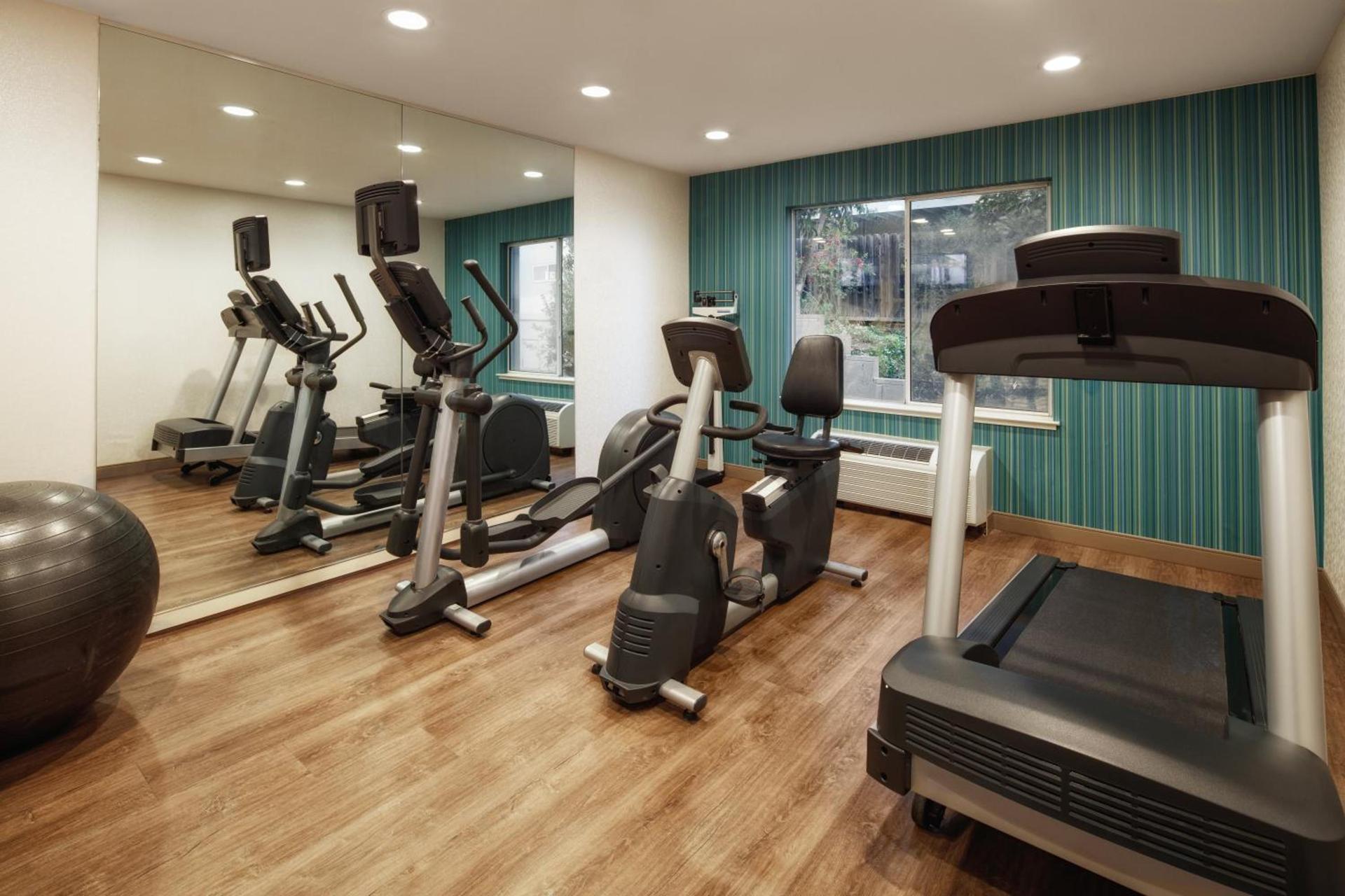 Holiday Inn Express Hotel & Suites Belmont by IHG photo 19