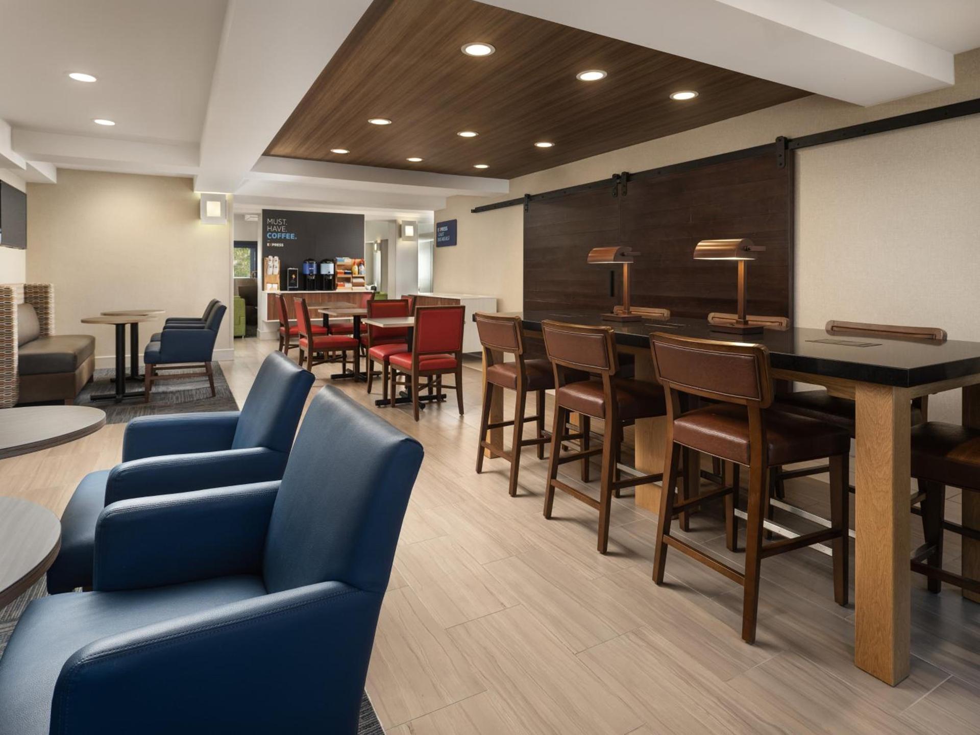 Holiday Inn Express Hotel & Suites Belmont by IHG photo 21