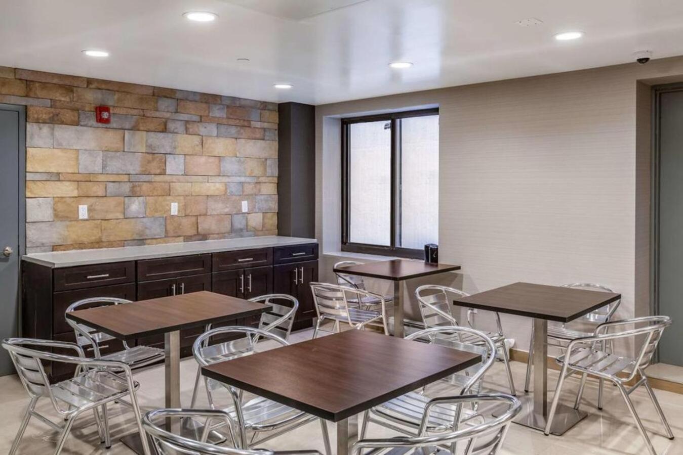 Umbrella Hotel Brooklyn - Newly Renovated photo 11