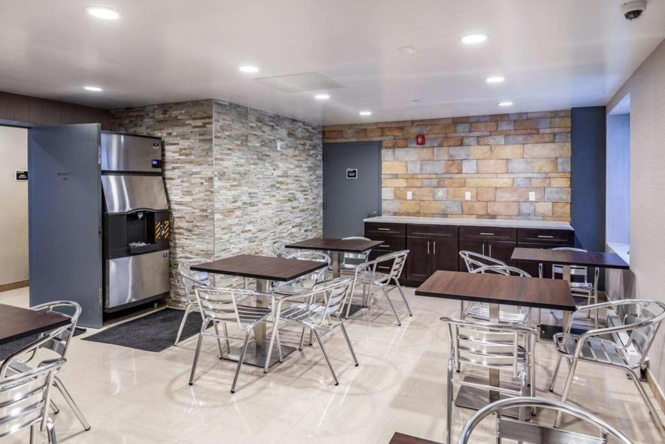 Umbrella Hotel Brooklyn - Newly Renovated photo 12