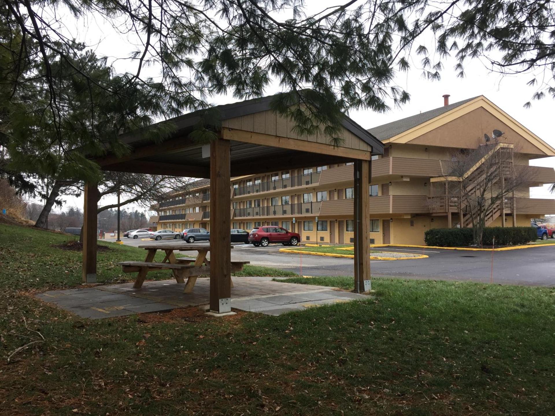 Americas Best Value Inn-Pittsburgh Airport photo 4