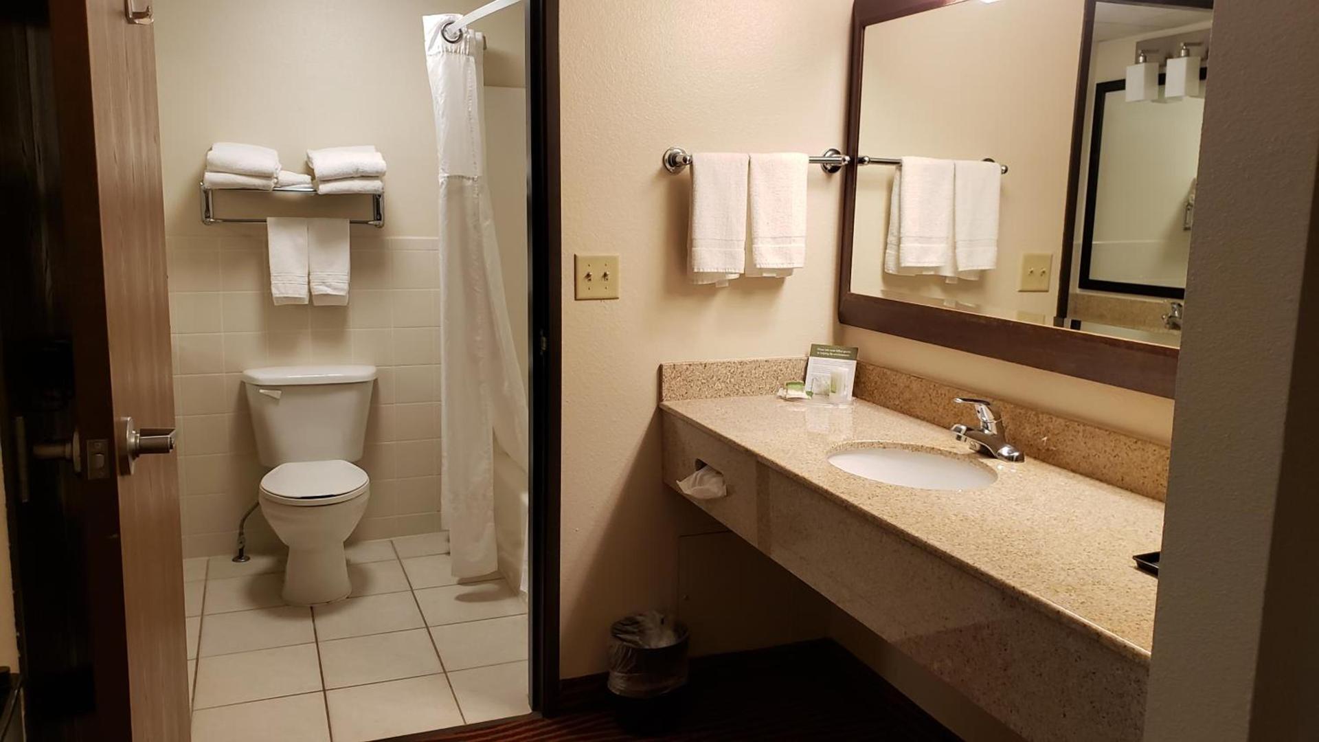 AmericInn by Wyndham Muscatine photo 8