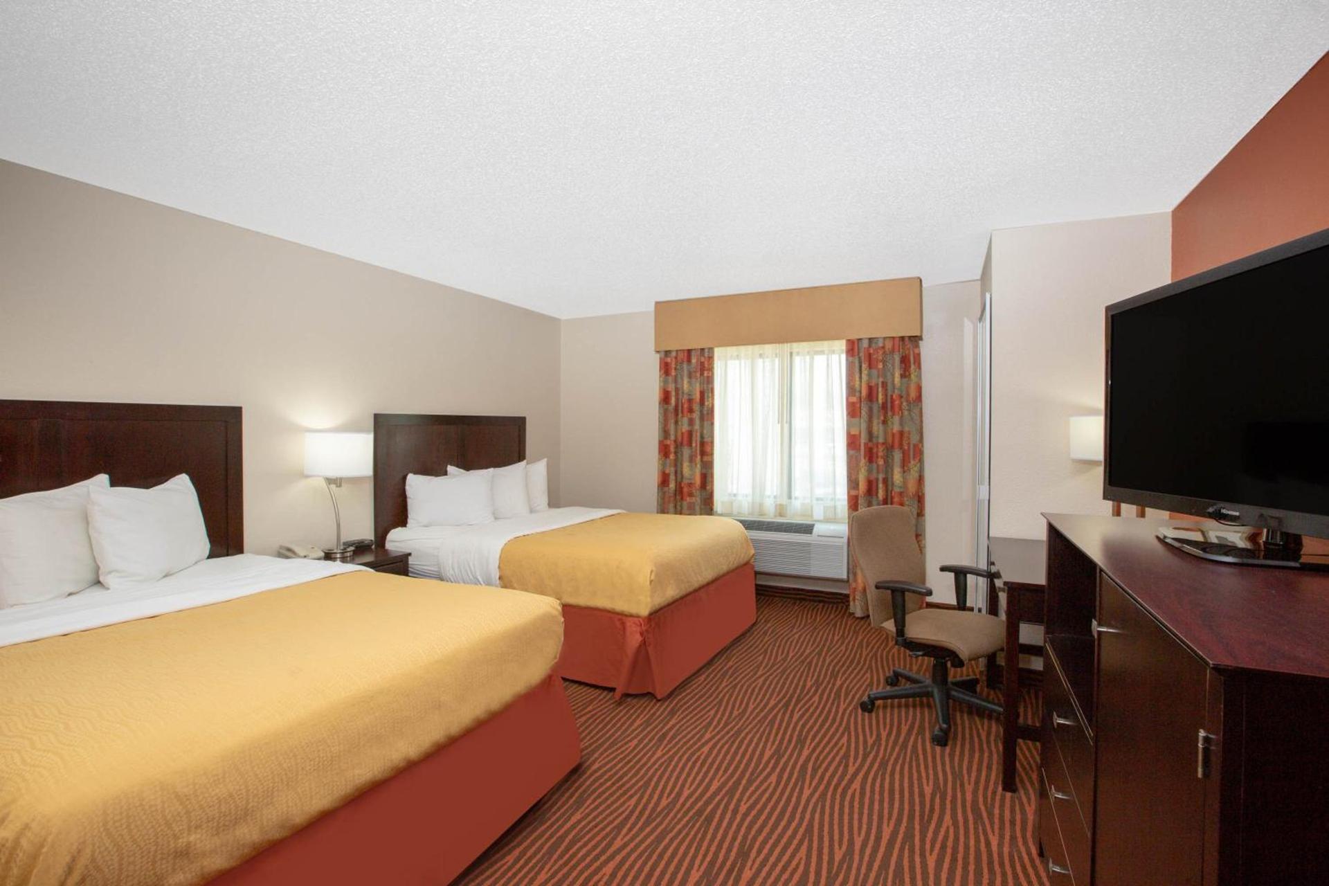 AmericInn by Wyndham Muscatine photo 5