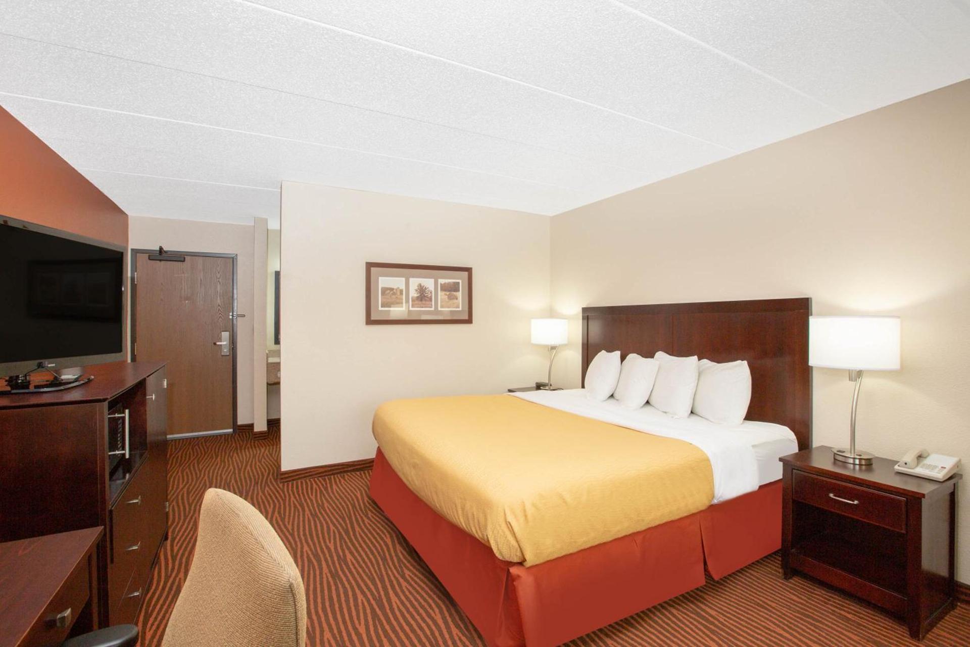 AmericInn by Wyndham Muscatine photo 7