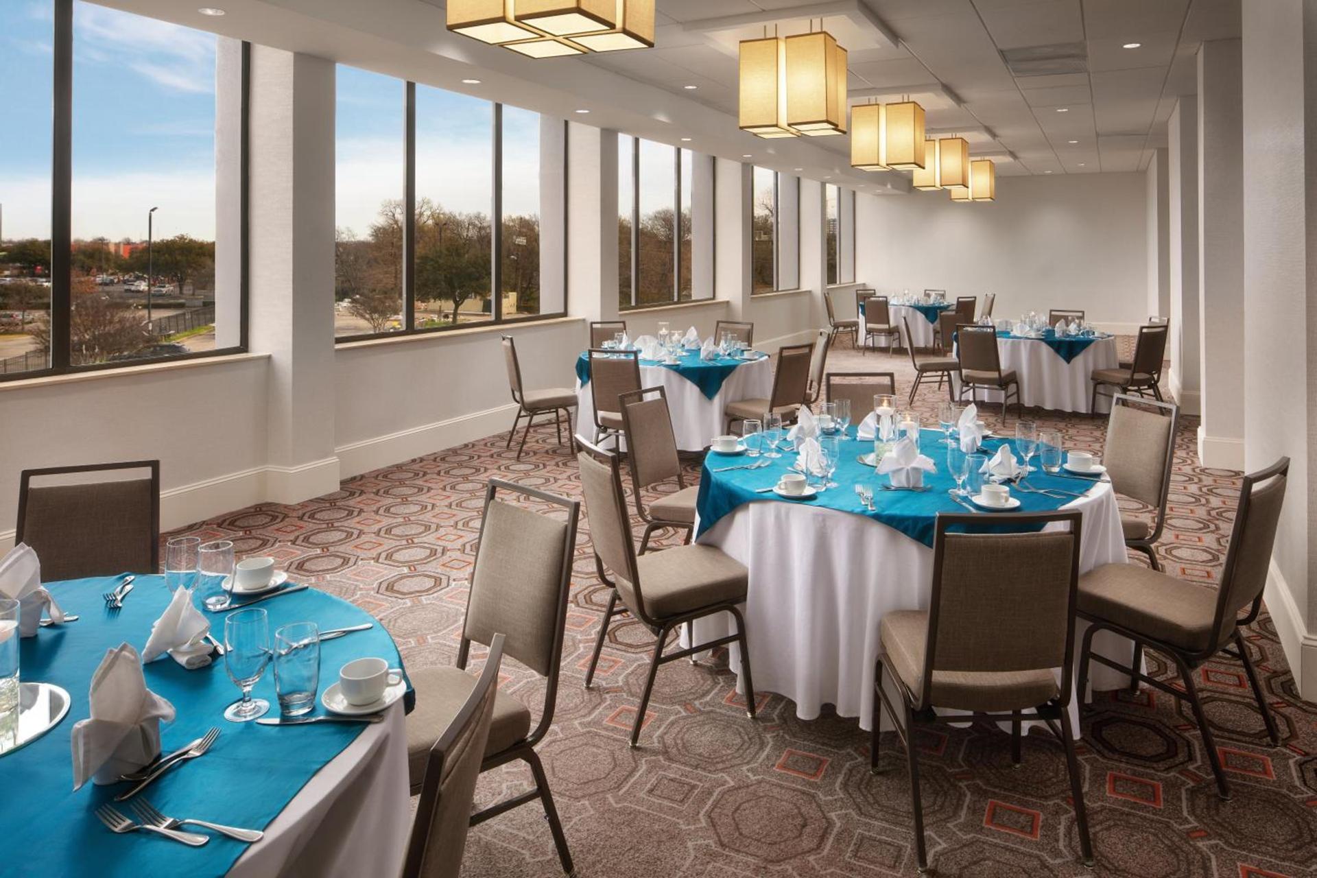 Crowne Plaza Dallas Market Ctr - Love Field, an IHG Hotel photo 8