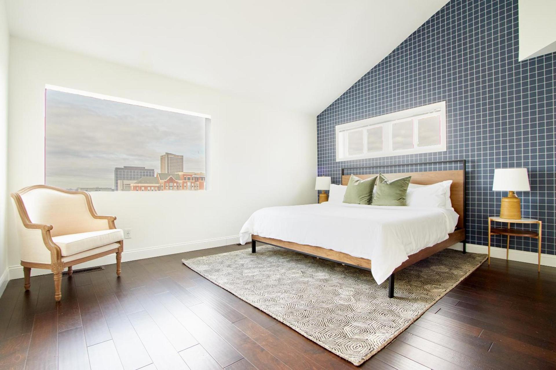 Baltimore Place photo 36