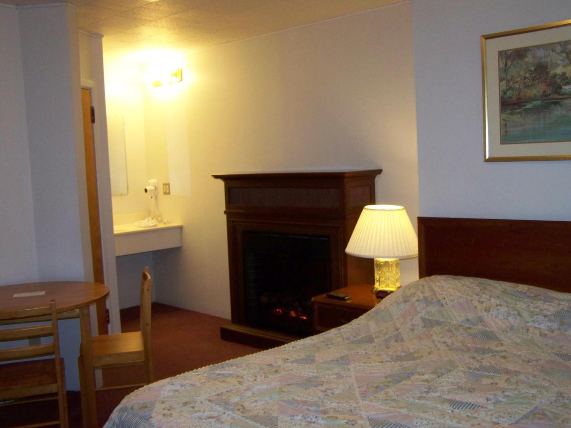 Golden Knight Inn and Suites photo 59
