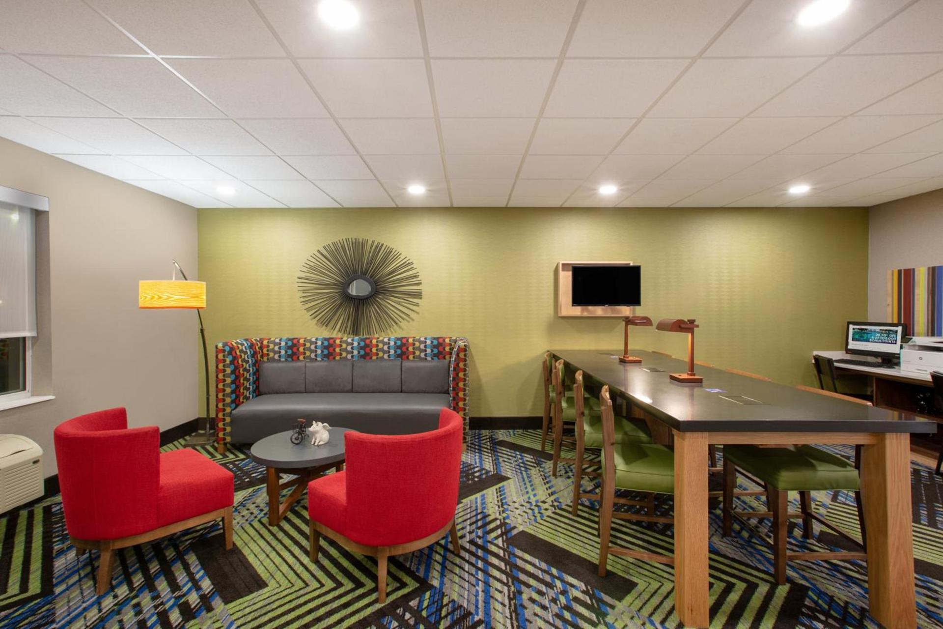Holiday Inn Express Hotel & Suites Columbus by IHG photo 8