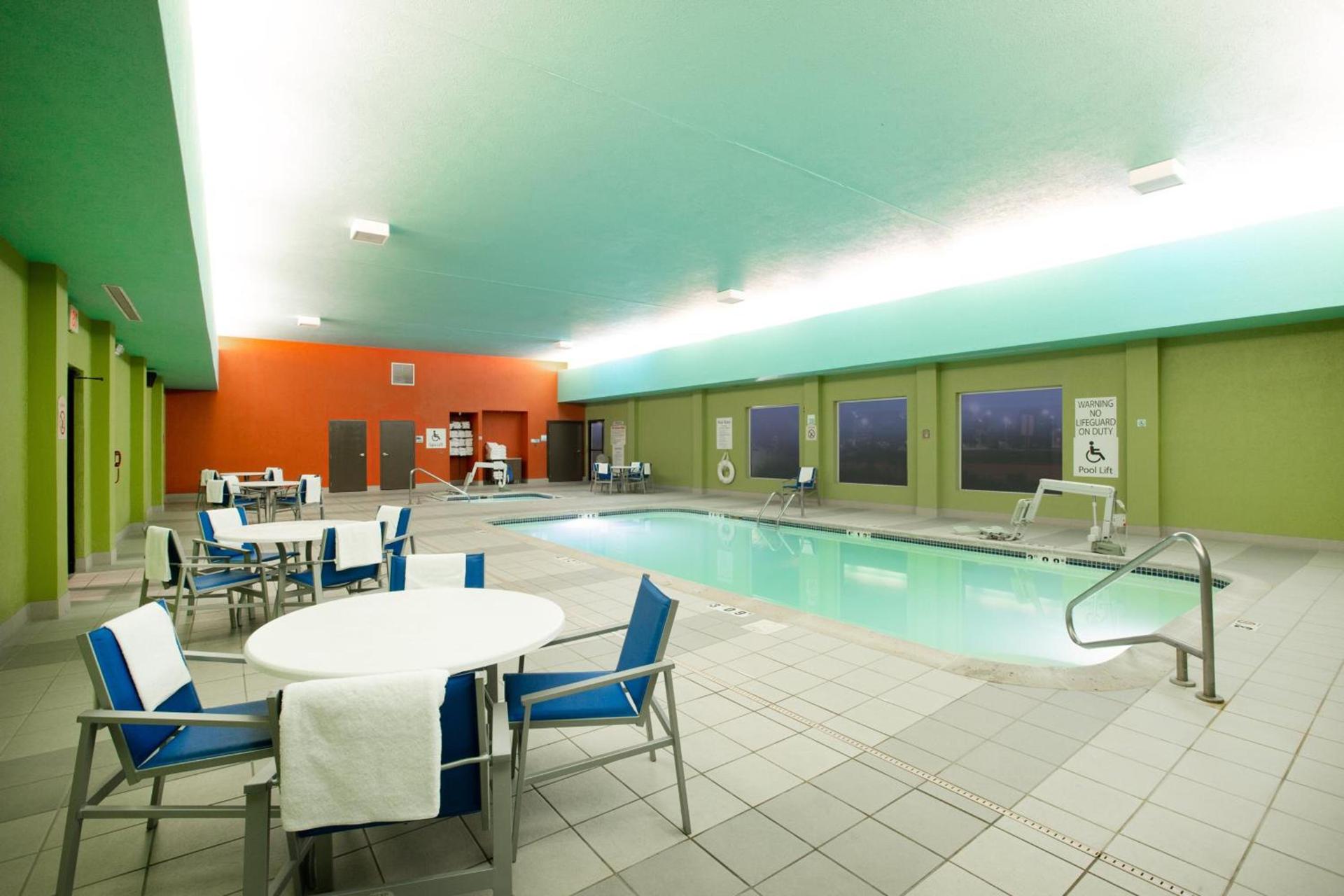 Holiday Inn Express Hotel & Suites Columbus by IHG photo 6