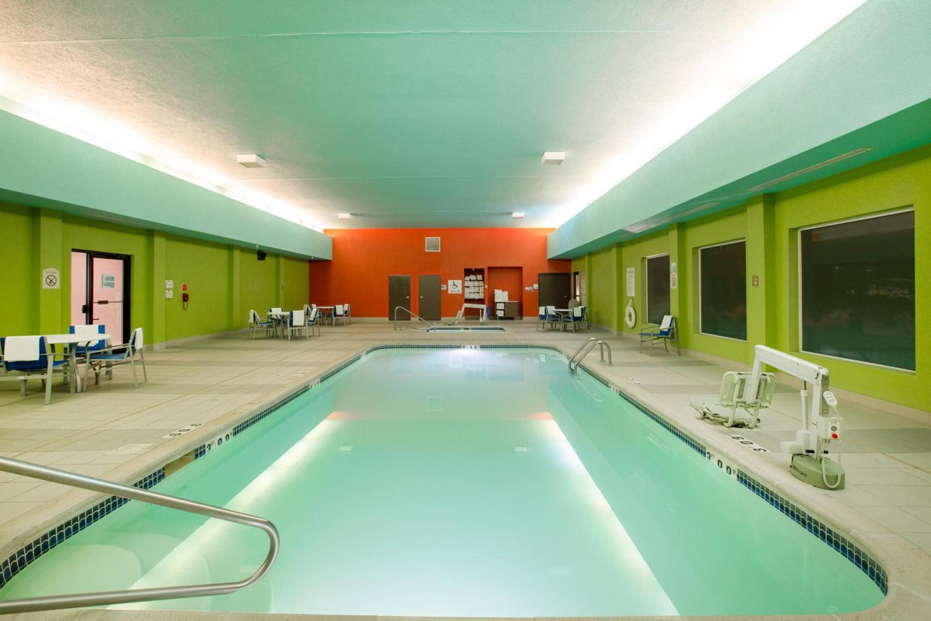 Holiday Inn Express Hotel & Suites Columbus by IHG photo 12