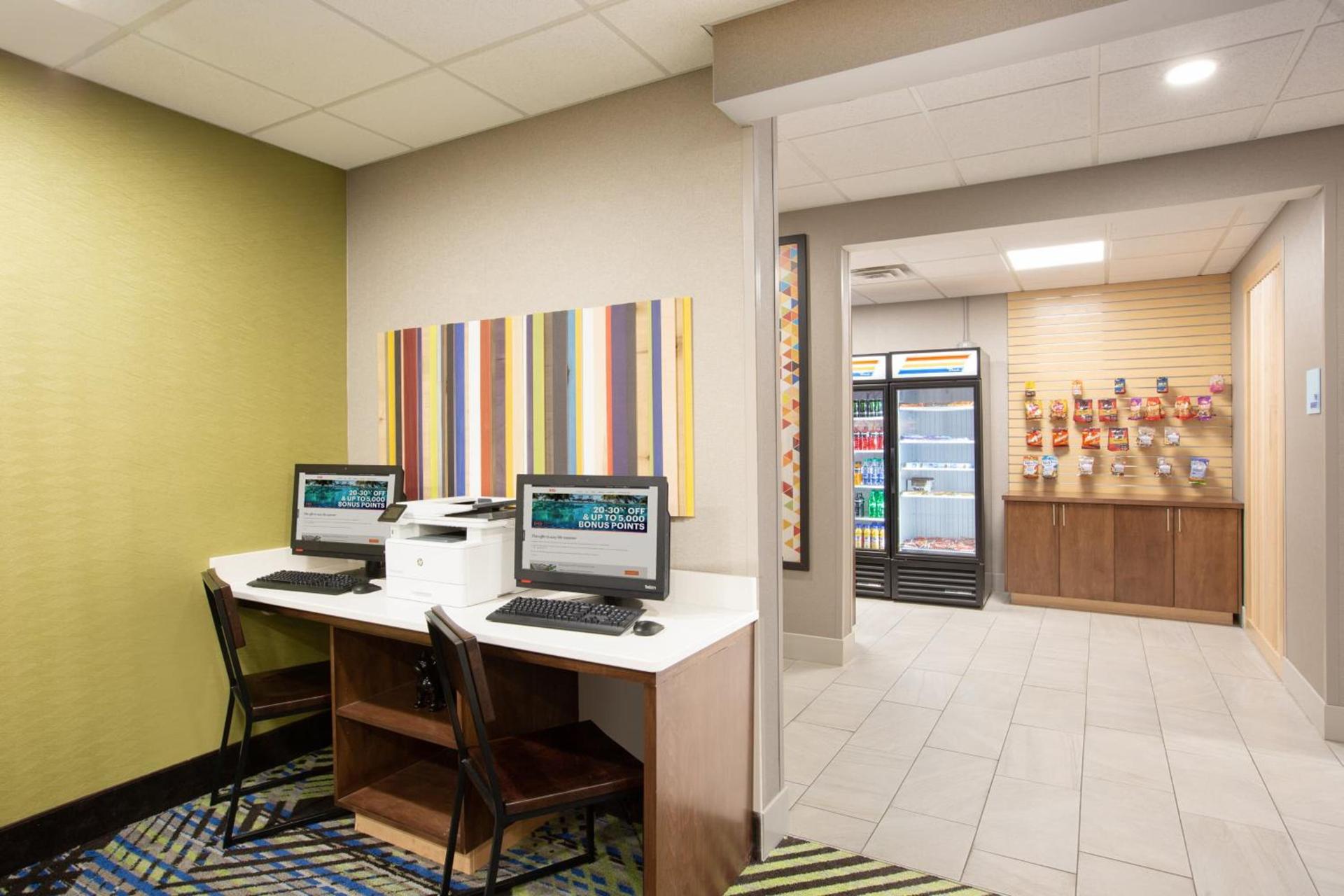 Holiday Inn Express Hotel & Suites Columbus by IHG photo 2