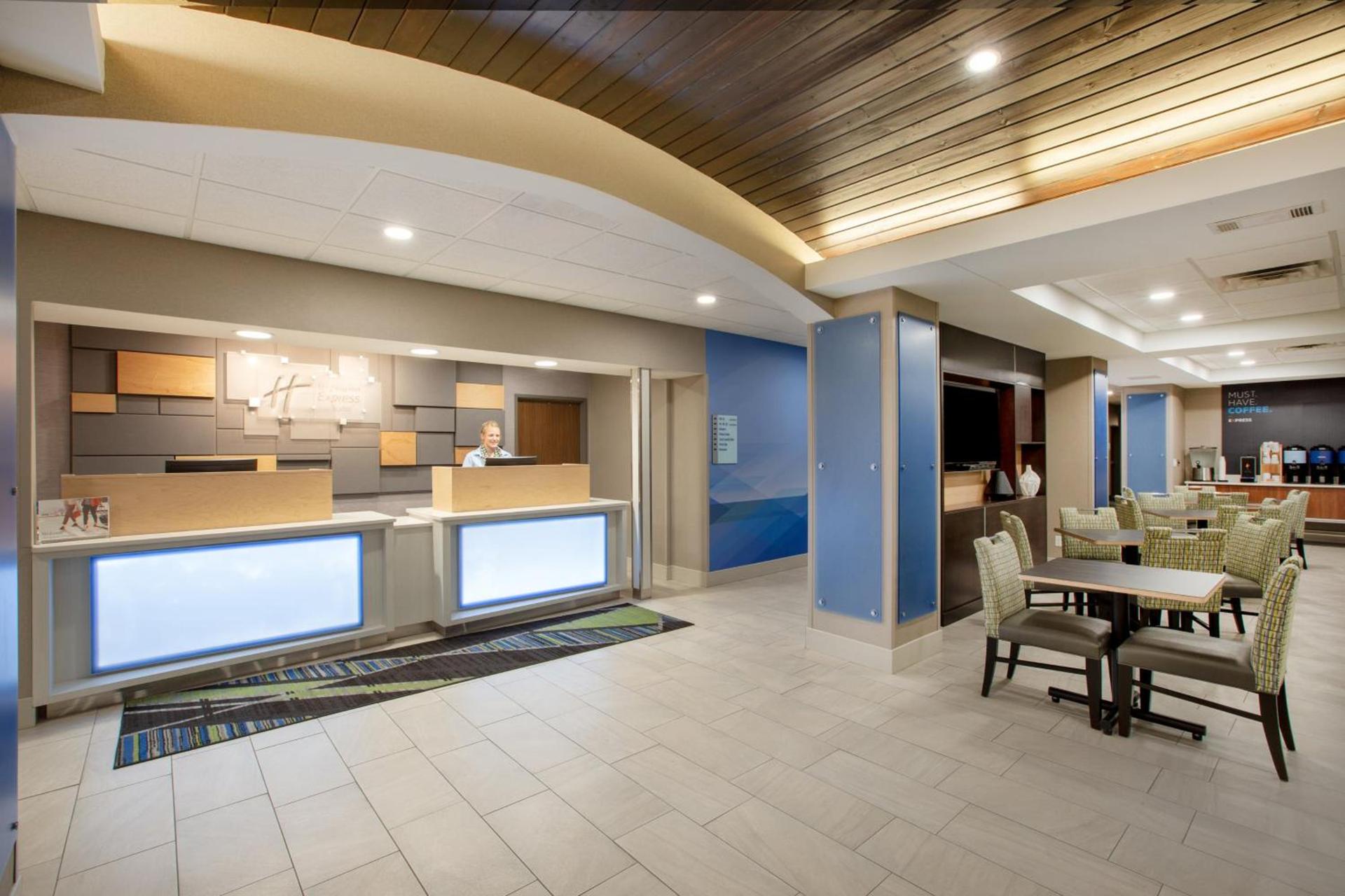 Holiday Inn Express Hotel & Suites Columbus by IHG photo 9