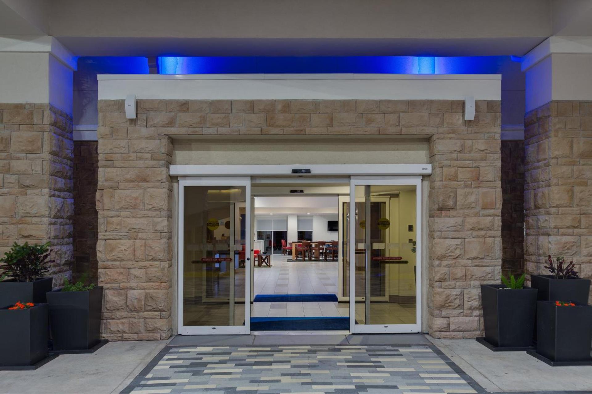 Holiday Inn Express & Suites. by IHG photo 25