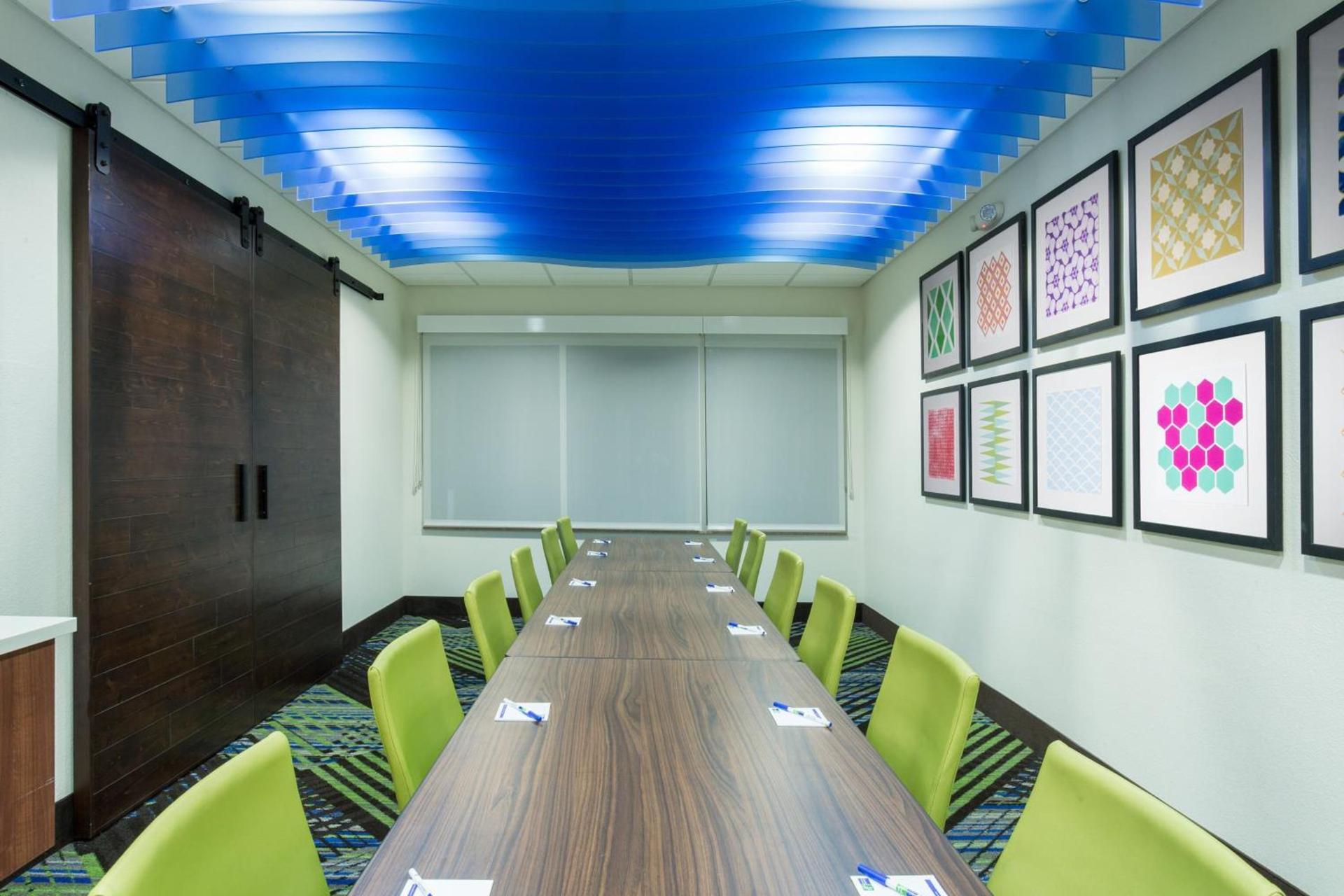 Holiday Inn Express & Suites. by IHG photo 11
