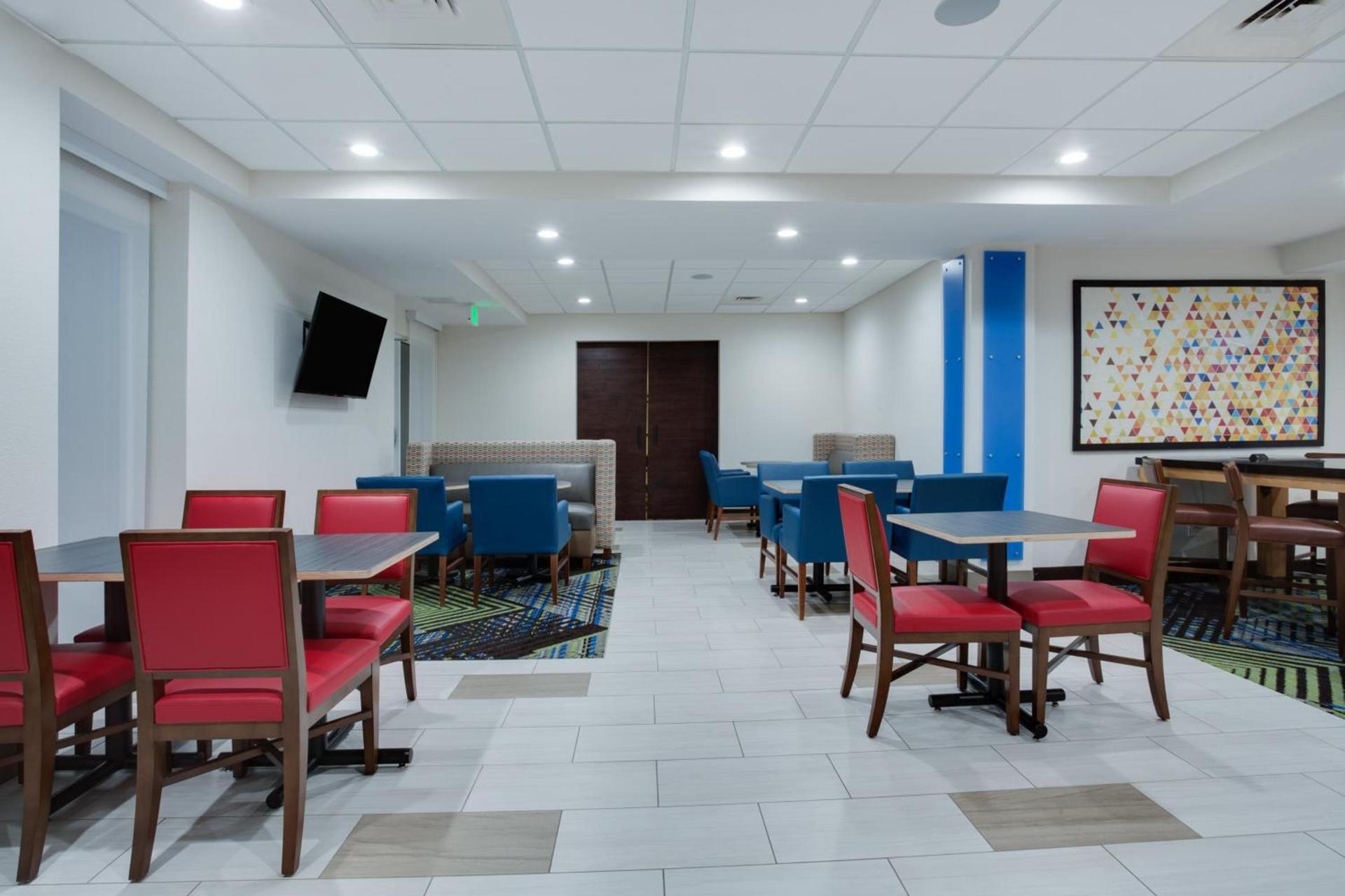 Holiday Inn Express & Suites. by IHG photo 32