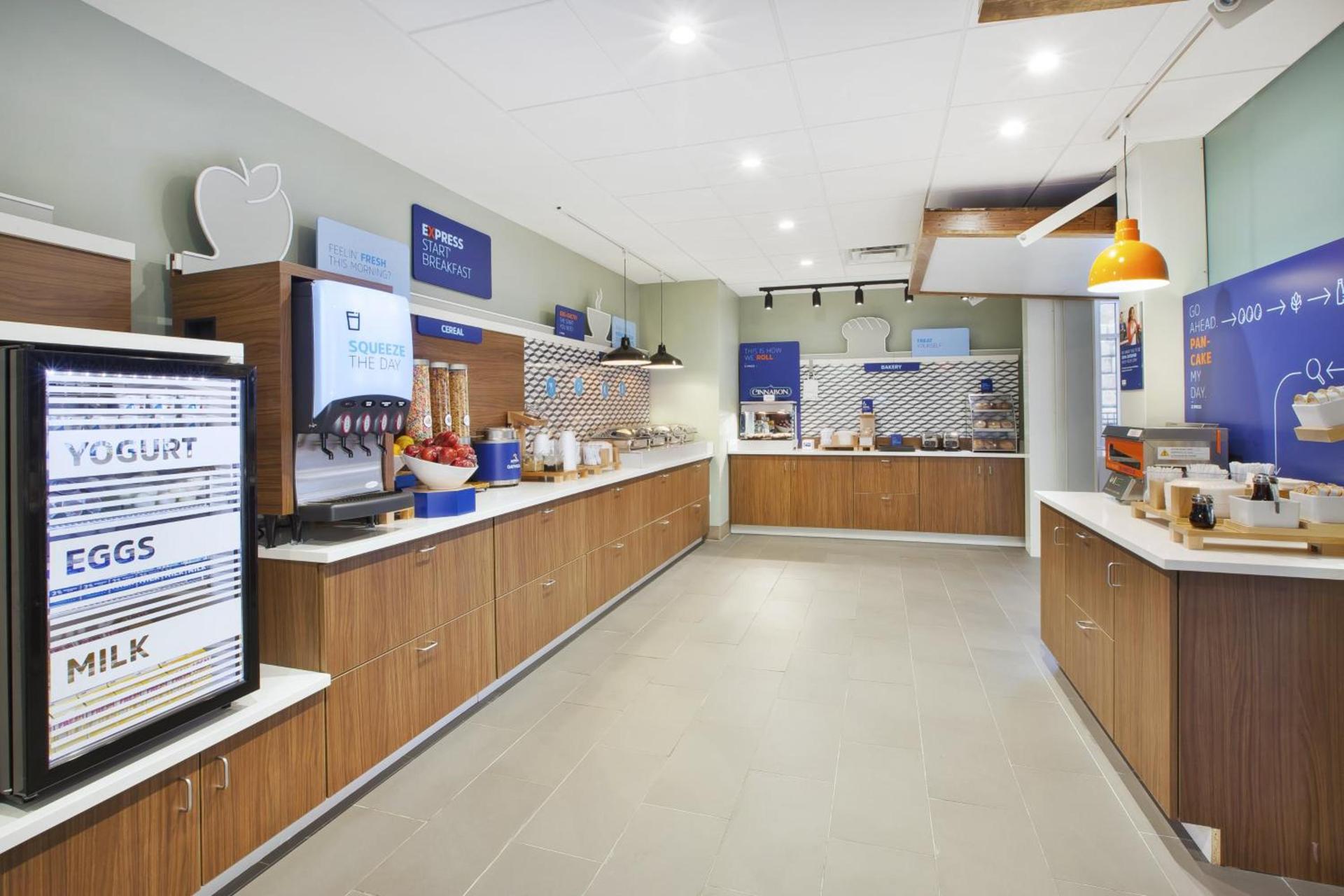 Holiday Inn Express & Suites Grand Rapids Airport North by IHG photo 34