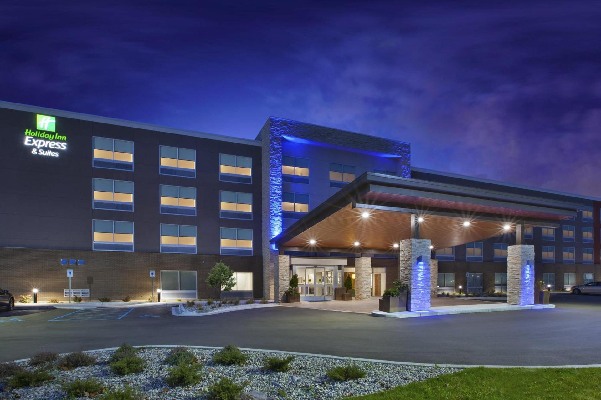 Holiday Inn Express & Suites Grand Rapids Airport North by IHG photo 1