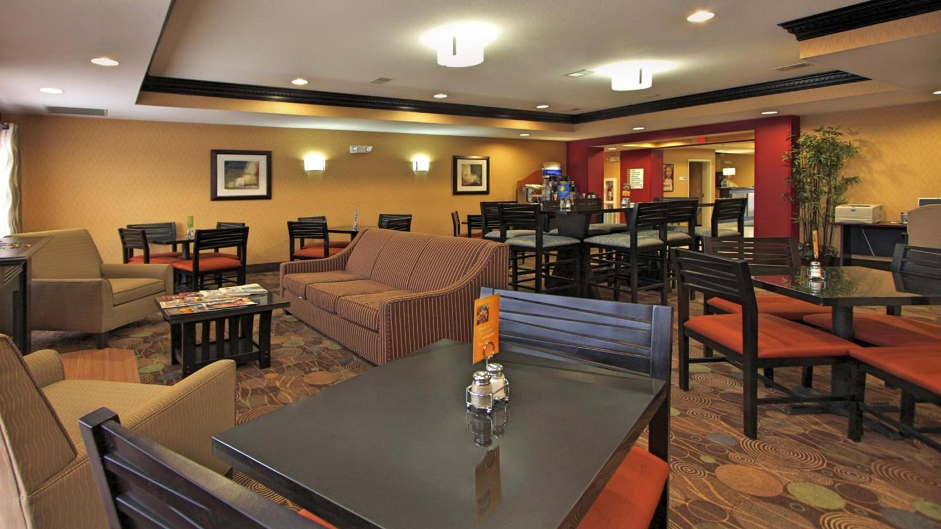Holiday Inn Express Hotel & Suites Defiance by IHG photo 17