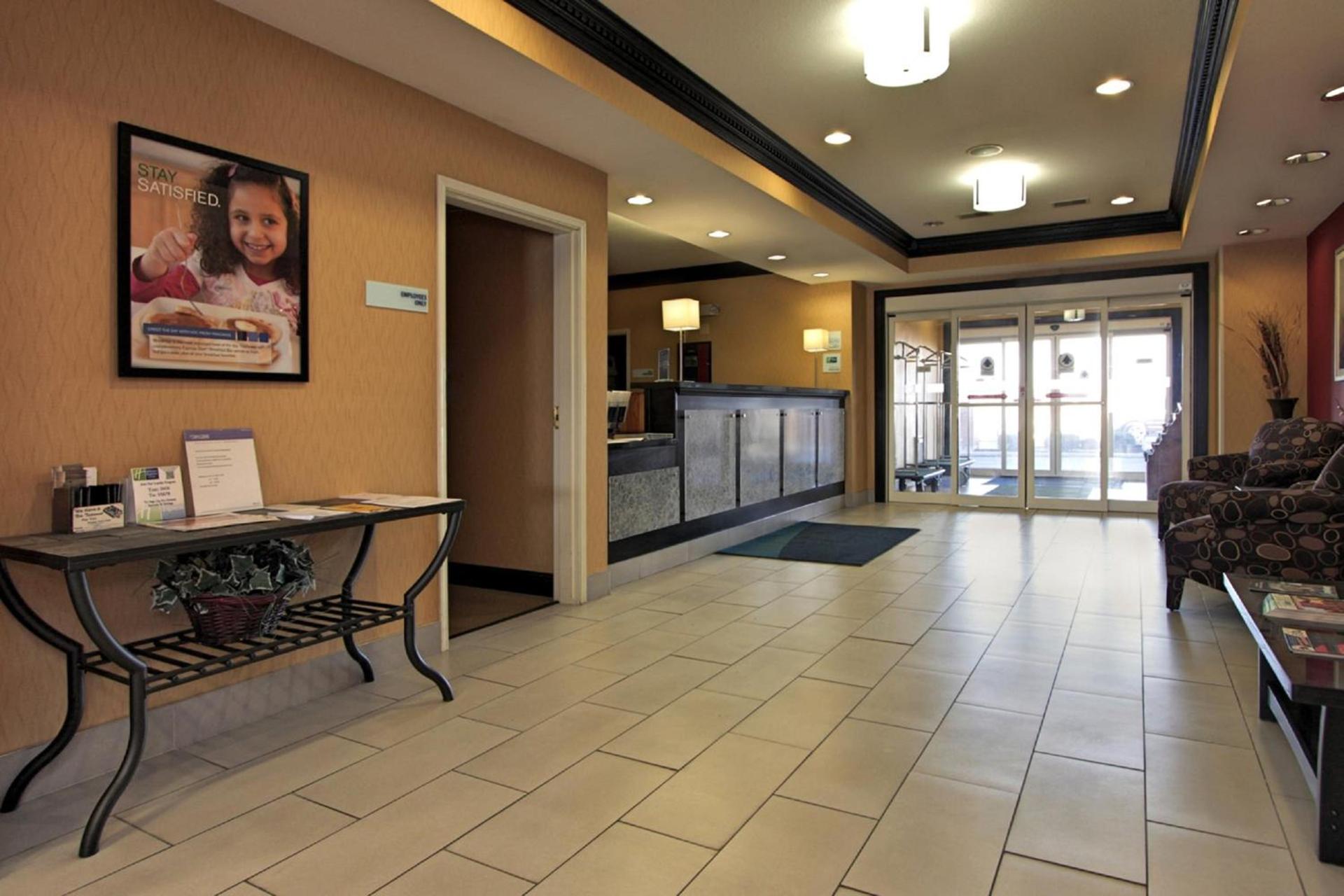 Holiday Inn Express Hotel & Suites Defiance by IHG photo 4