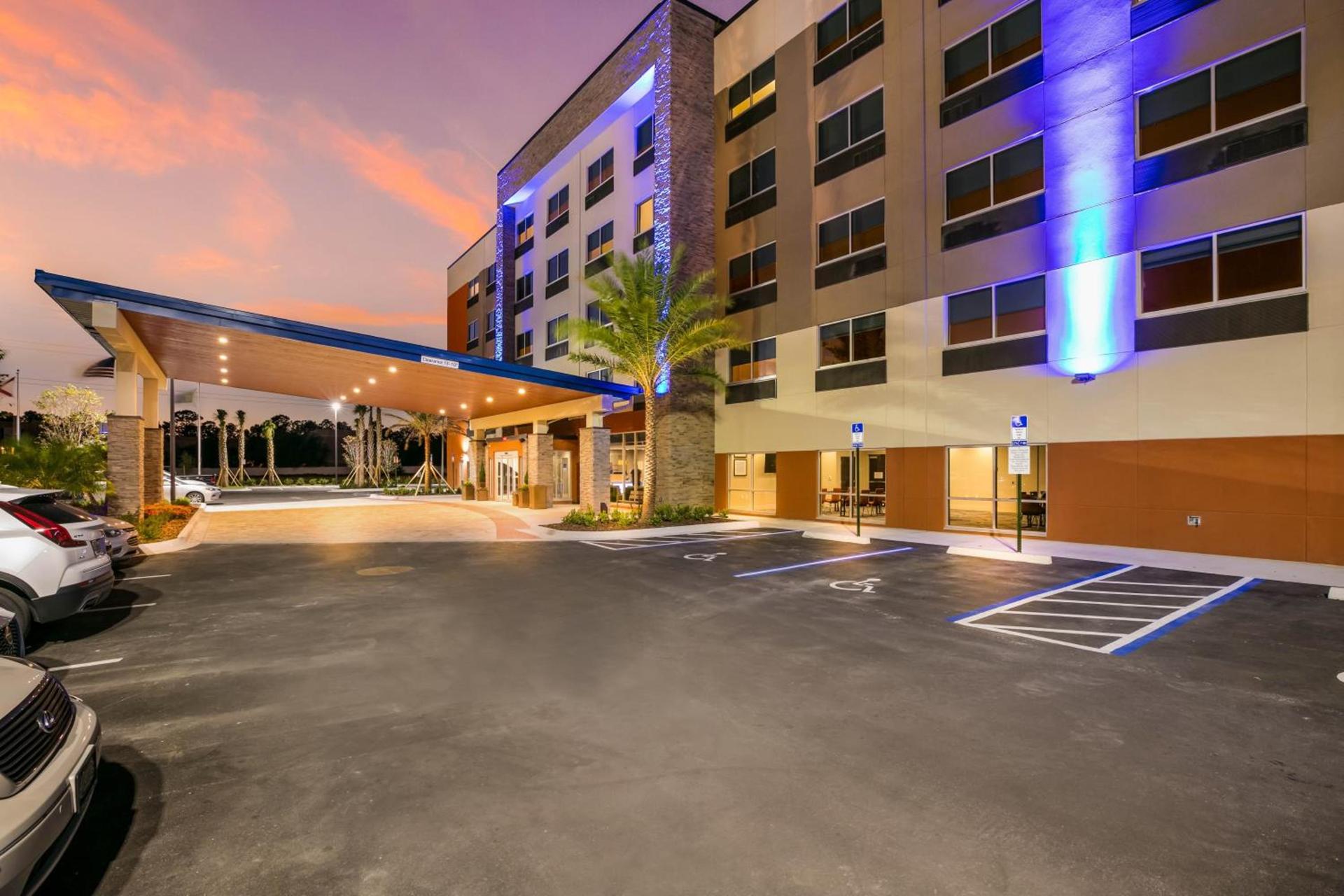 Holiday Inn Express & Suites Jacksonville - Town Center by IHG photo 9