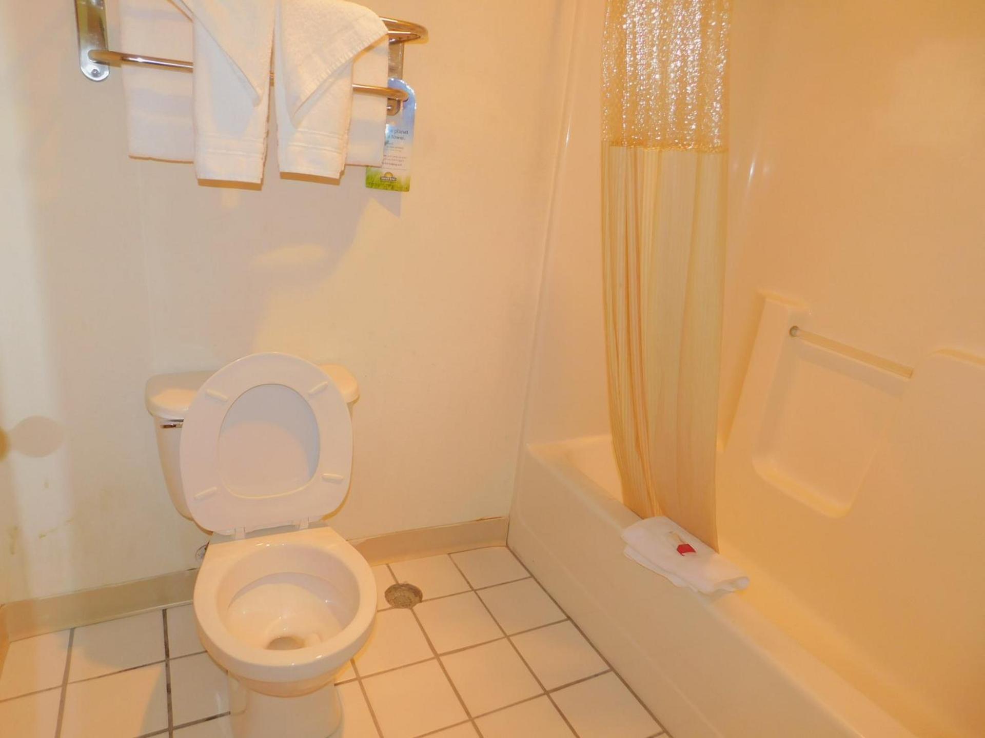 Days Inn by Wyndham Huntington photo 30