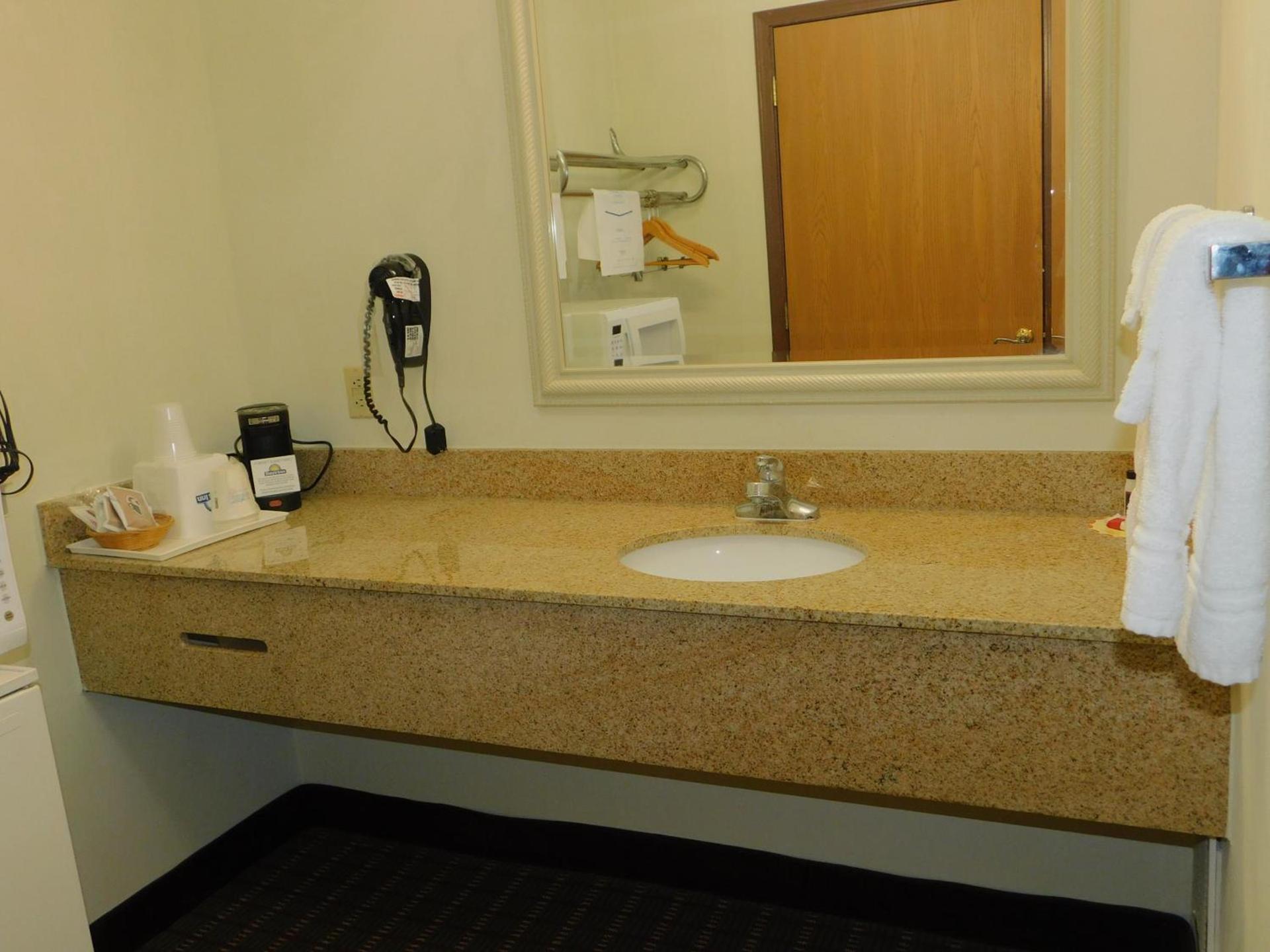 Days Inn by Wyndham Huntington photo 22
