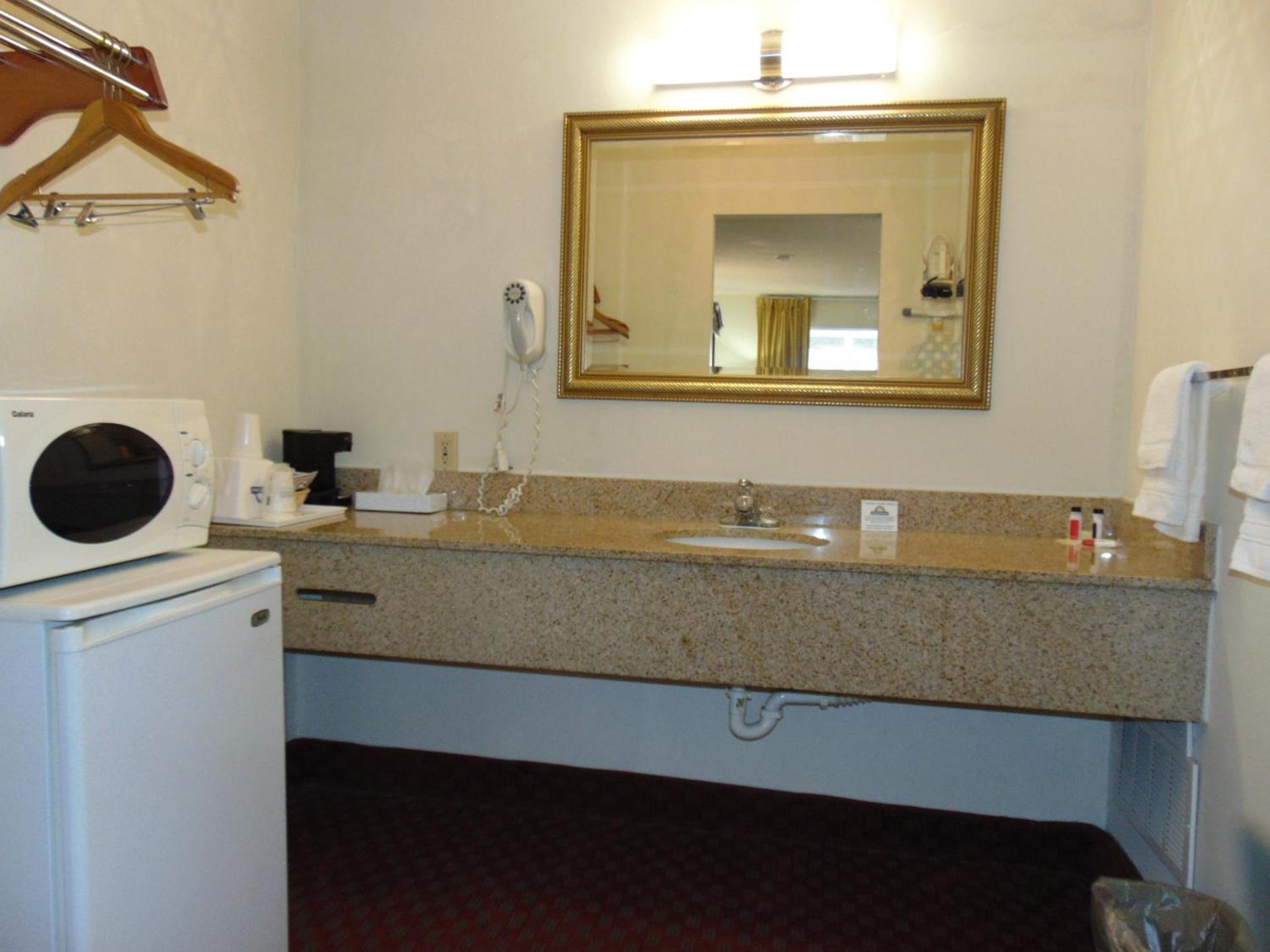 Days Inn by Wyndham Huntington photo 27