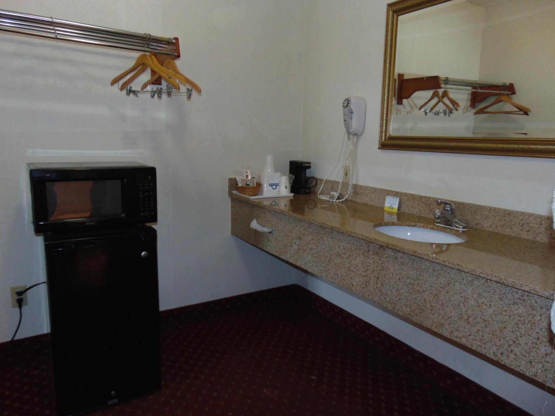 Days Inn by Wyndham Huntington photo 24