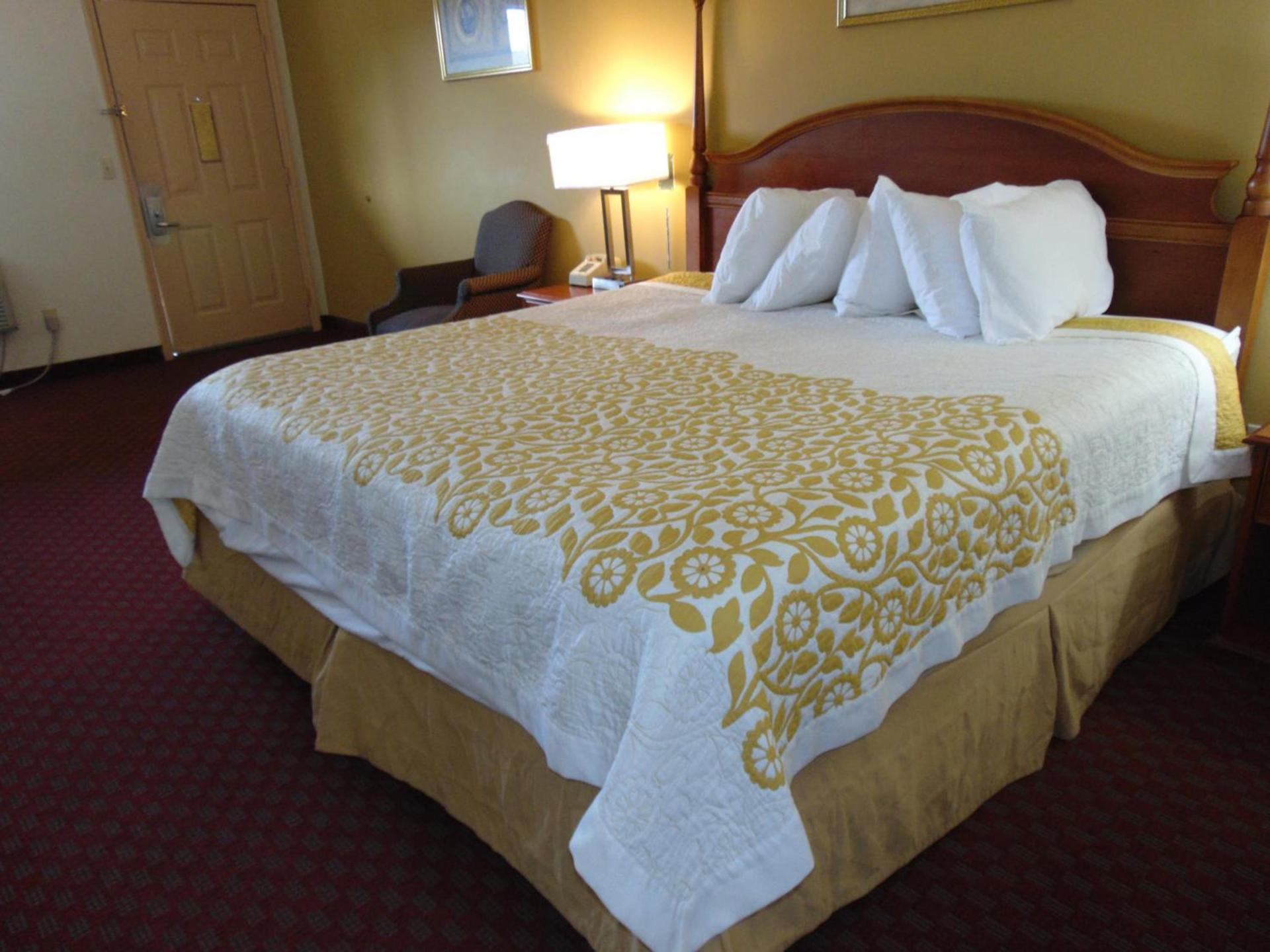 Days Inn by Wyndham Huntington photo 23