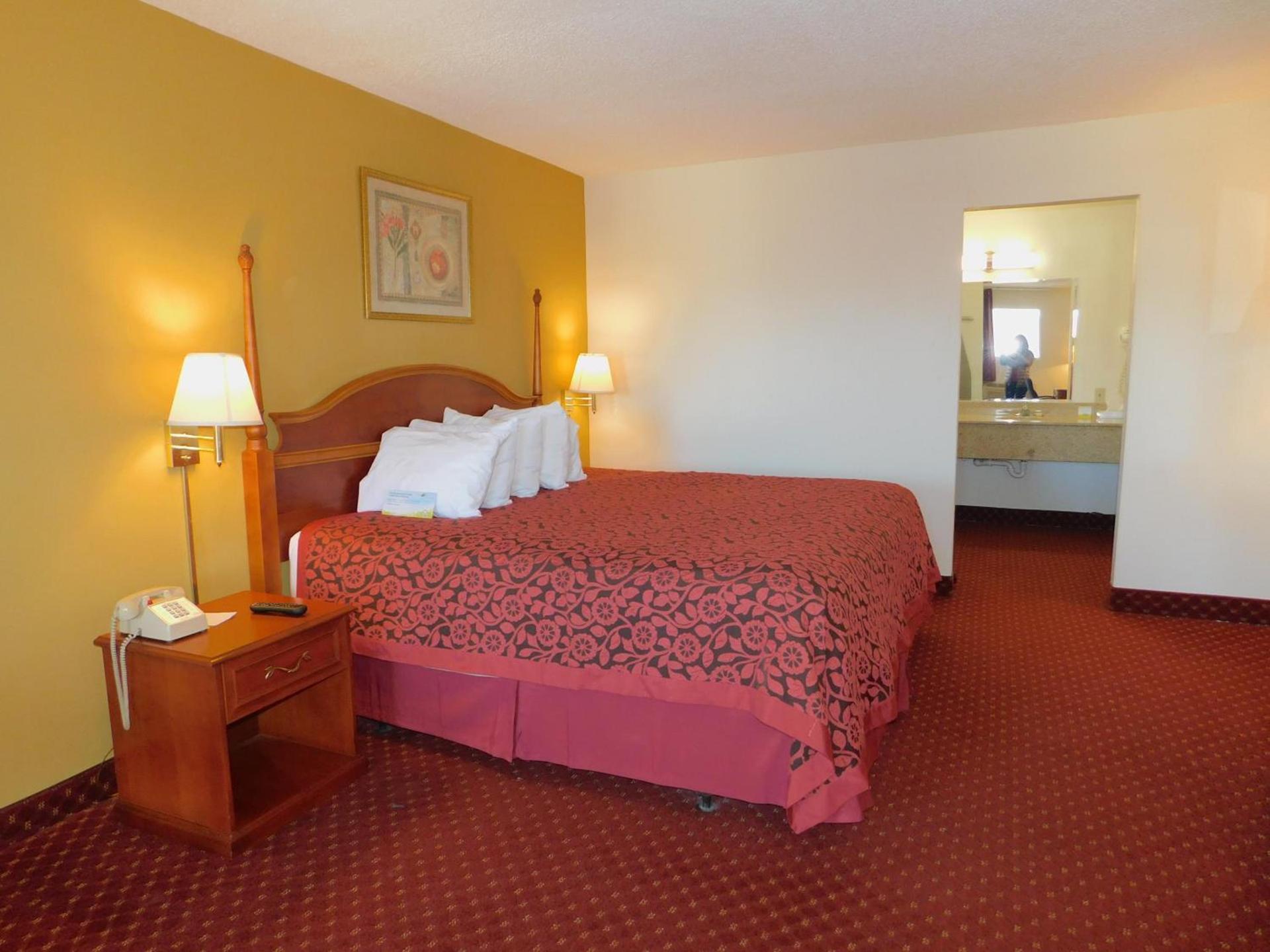 Days Inn by Wyndham Huntington photo 16