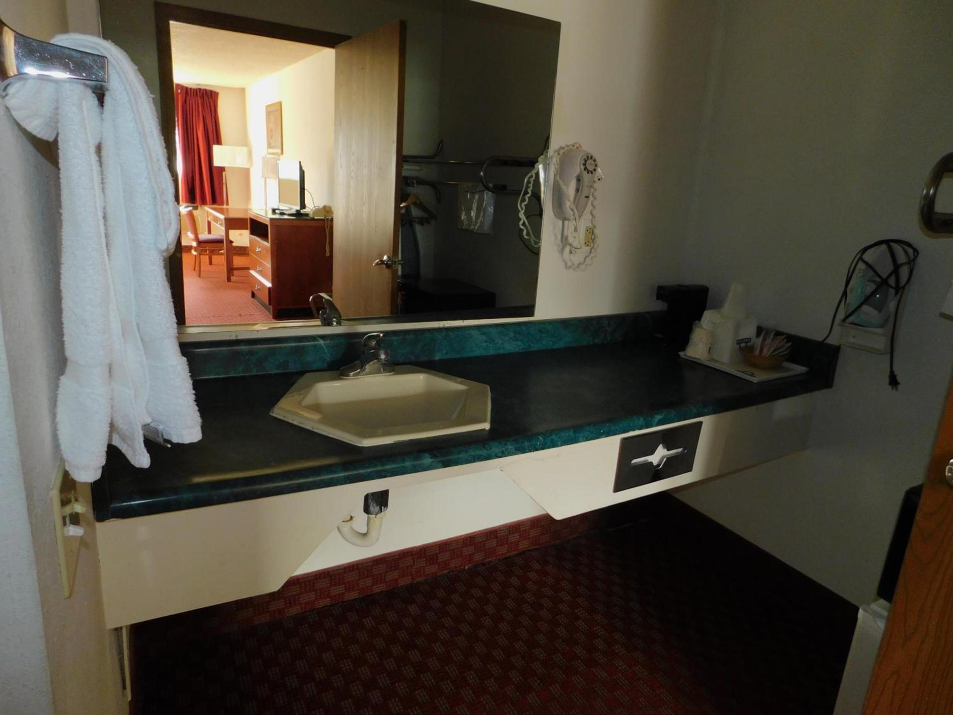 Days Inn by Wyndham Huntington photo 14