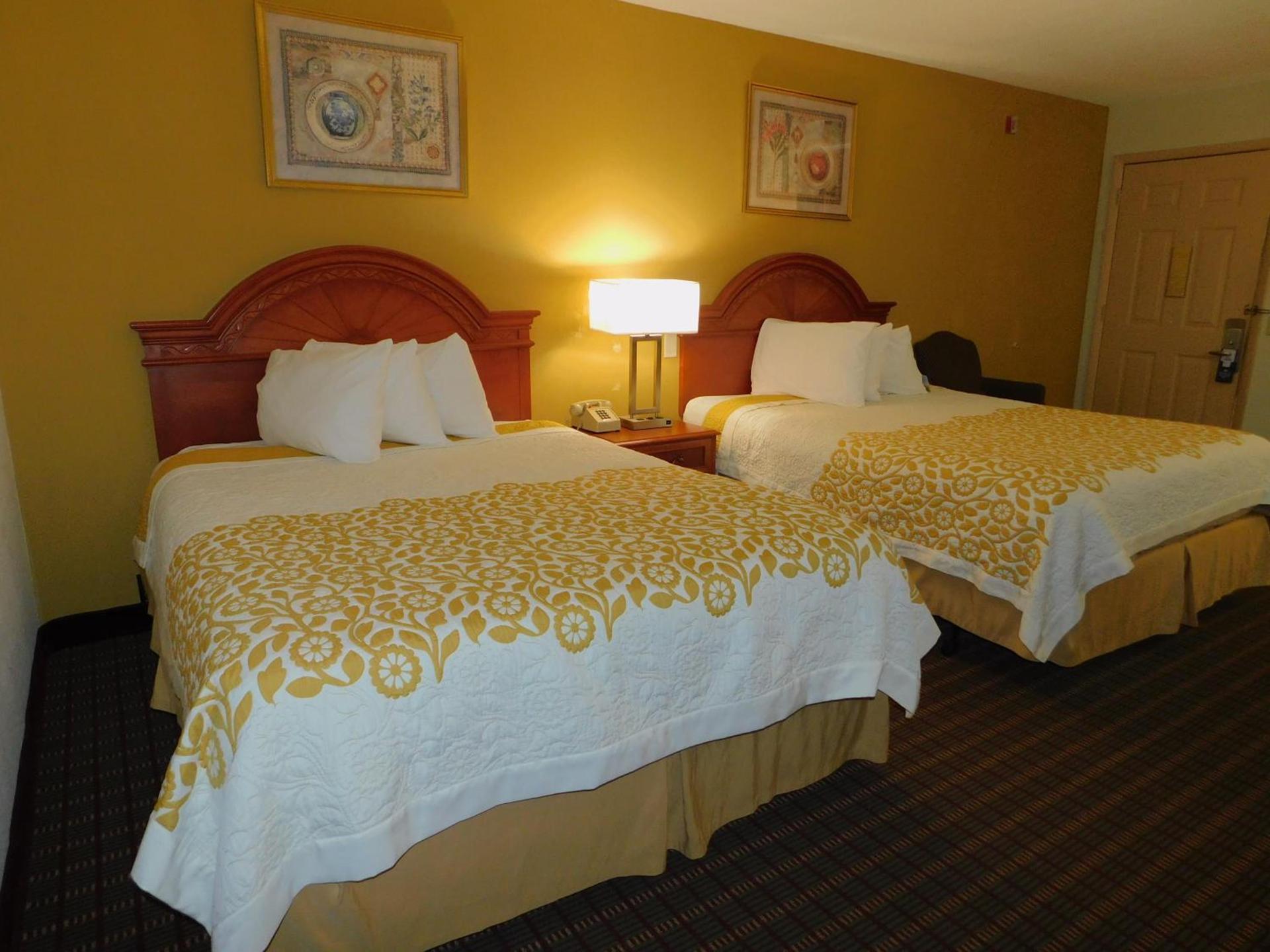 Days Inn by Wyndham Huntington photo 9