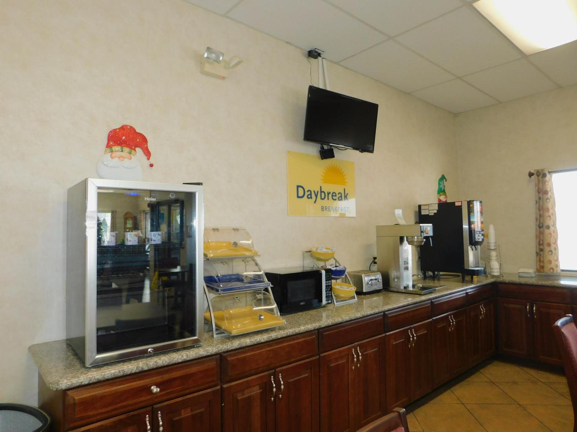 Days Inn by Wyndham Huntington photo 6
