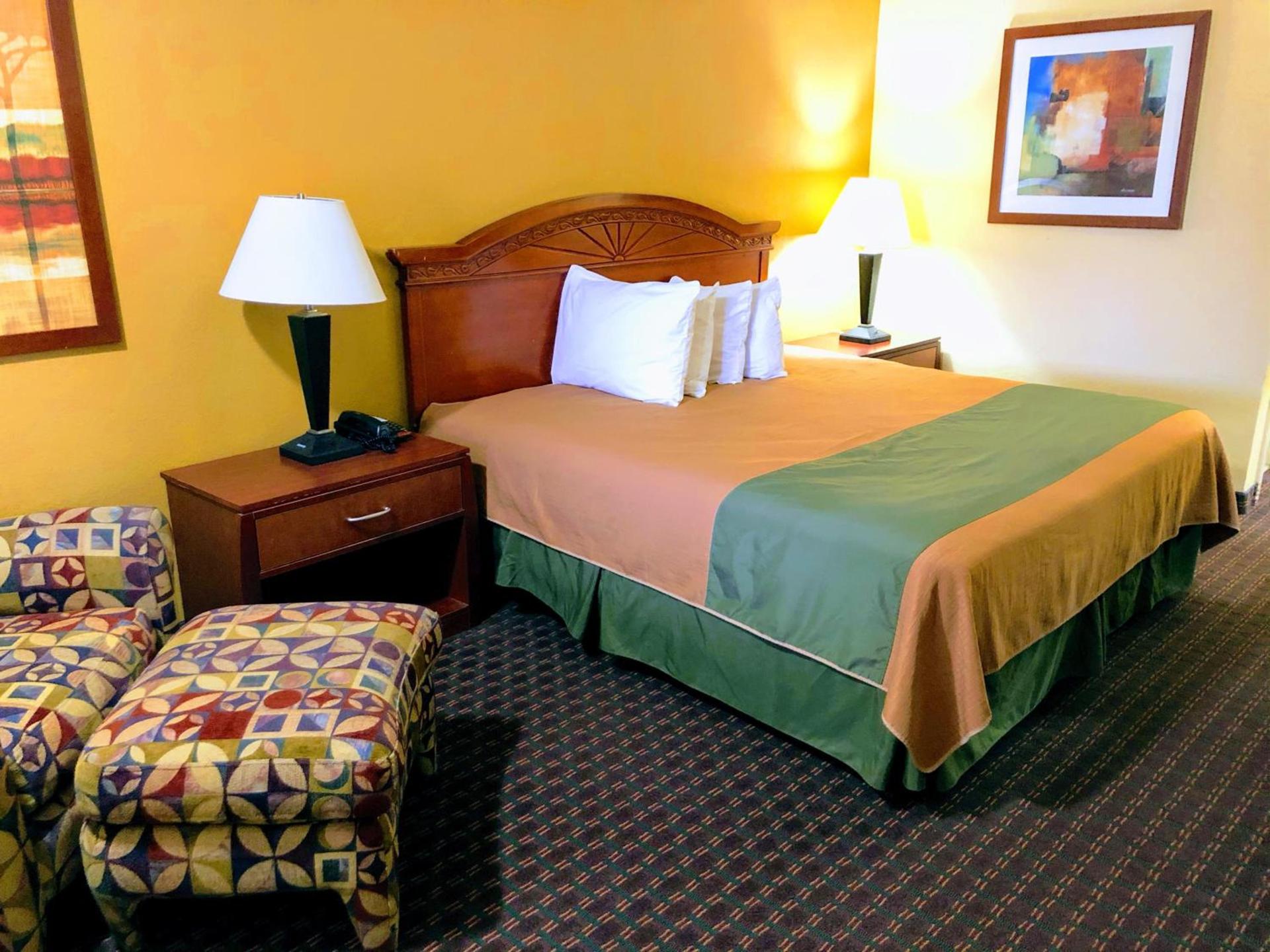 Americas Best Value Inn Yukon photo 16
