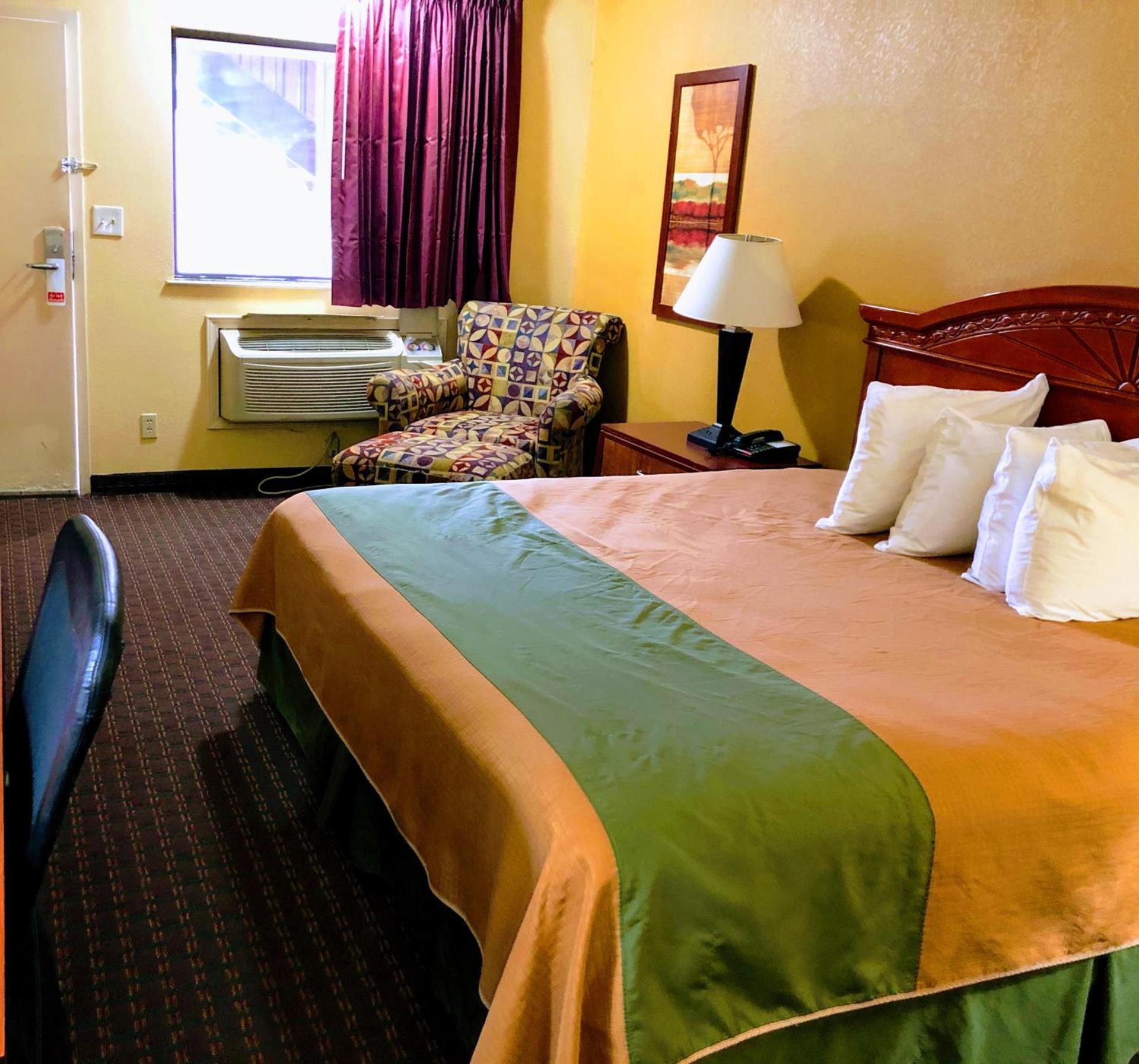 Americas Best Value Inn Yukon photo 17