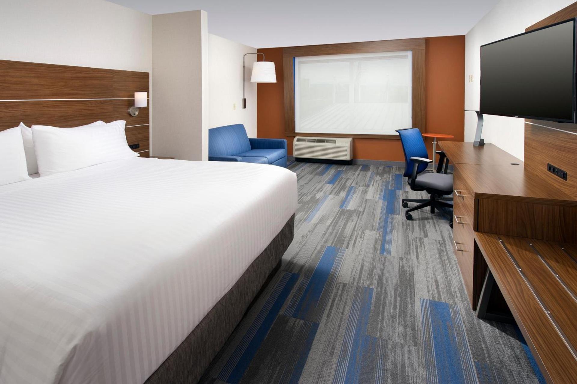 Holiday Inn Express & Suites by IHG Altoona by IHG photo 23