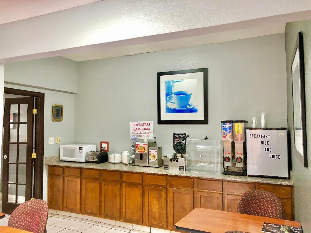 Americas Best Value Inn Yukon photo 18