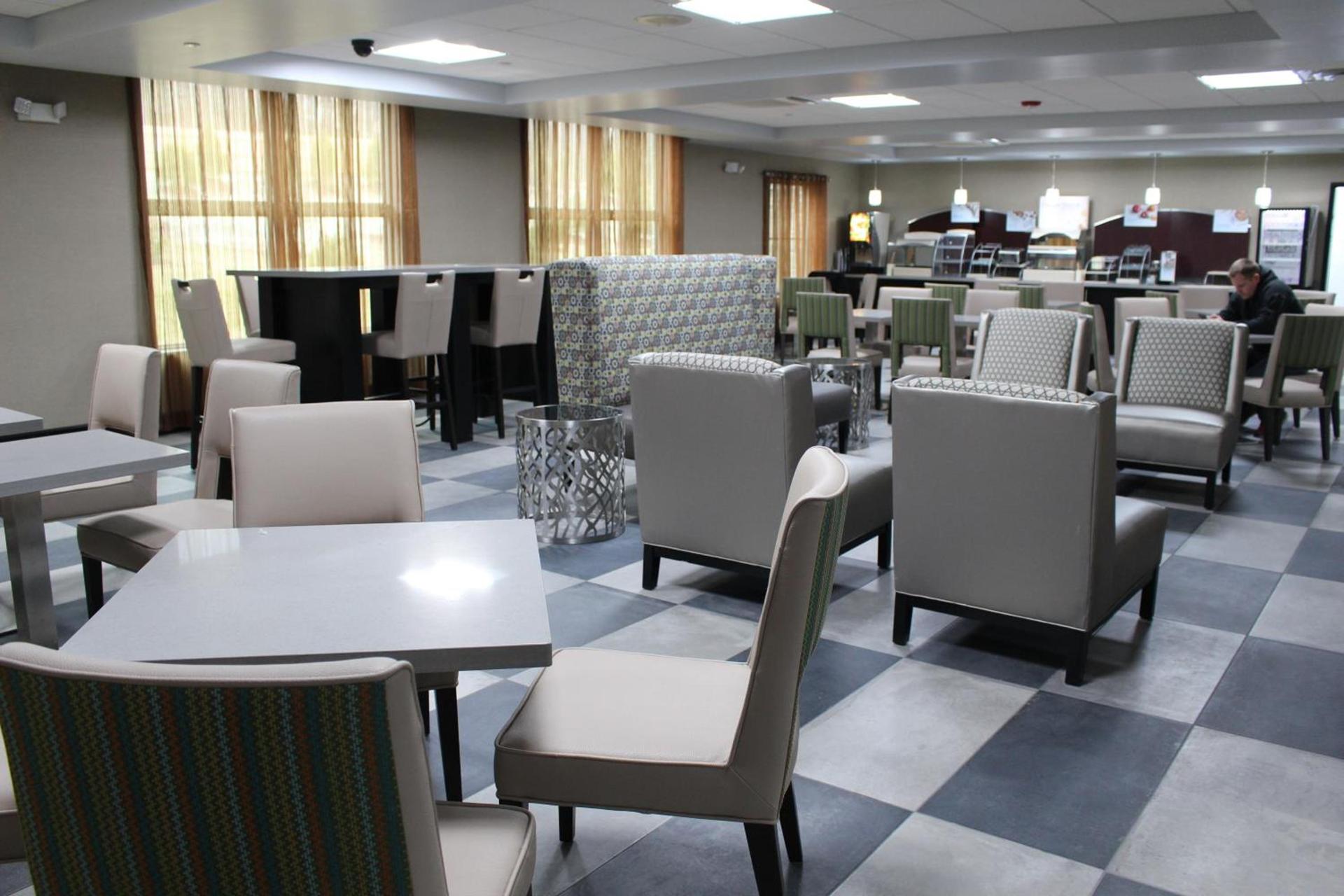 Holiday Inn Express & Suites Shawnee - Kansas City West by IHG photo 40