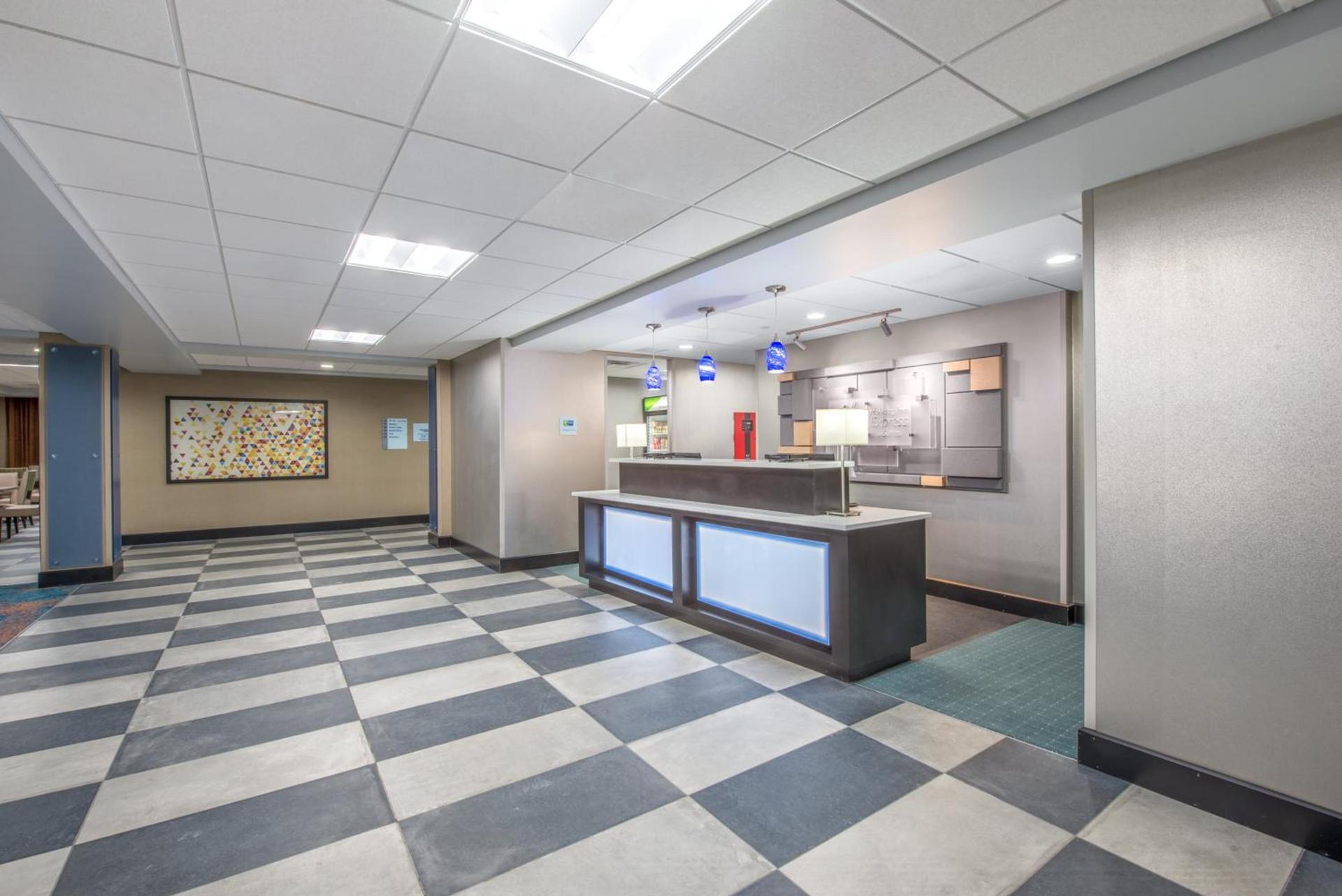 Holiday Inn Express & Suites Shawnee - Kansas City West by IHG photo 10