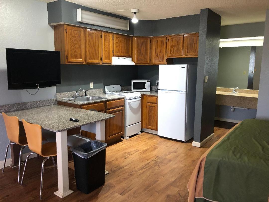 Americas Best Value Inn Yukon photo 5