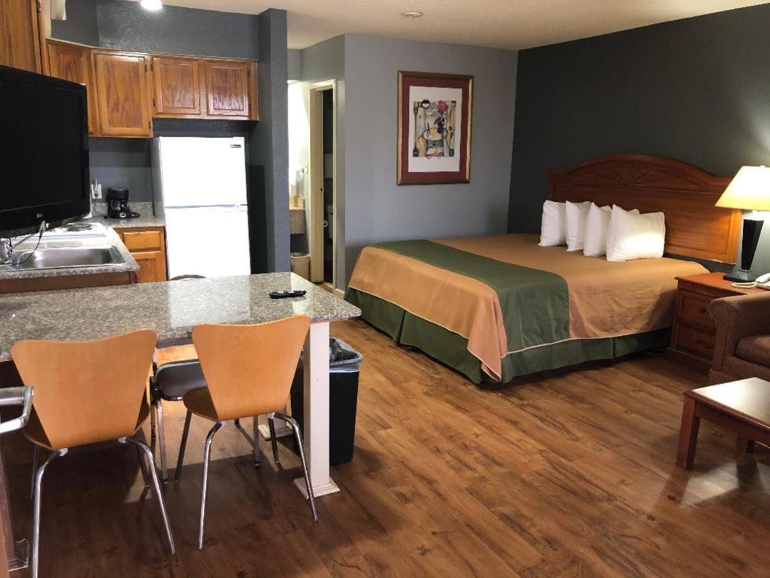 Americas Best Value Inn Yukon photo 3