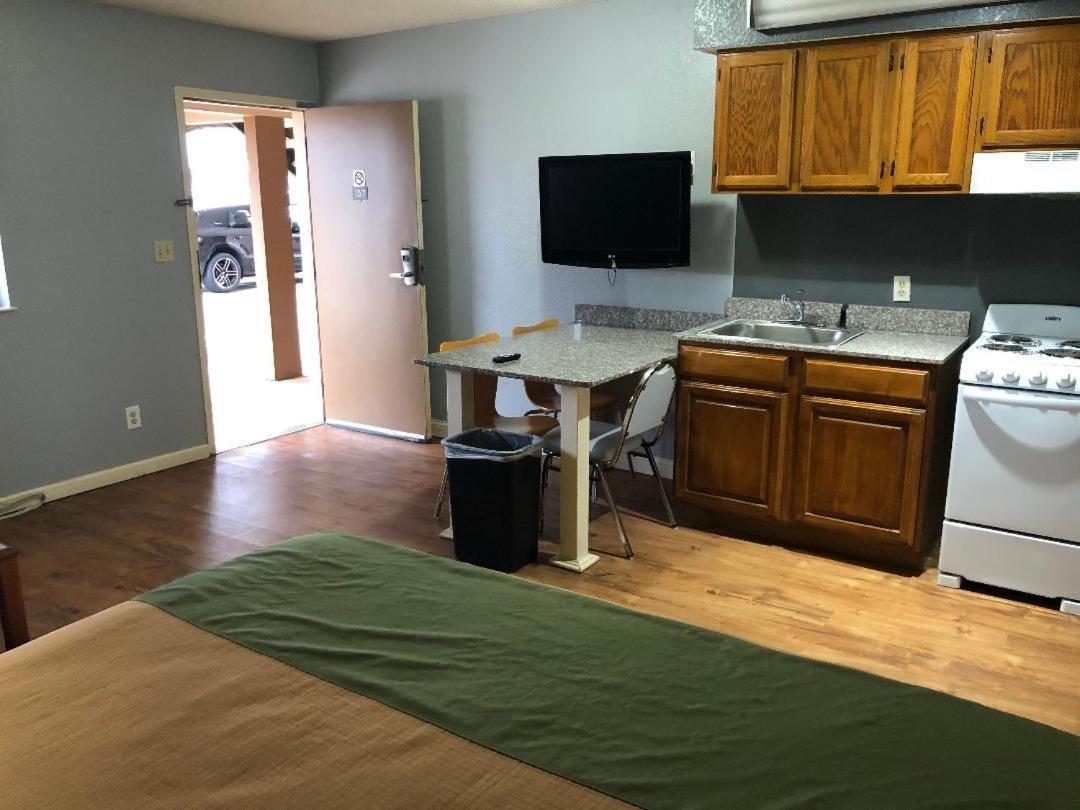 Americas Best Value Inn Yukon photo 2