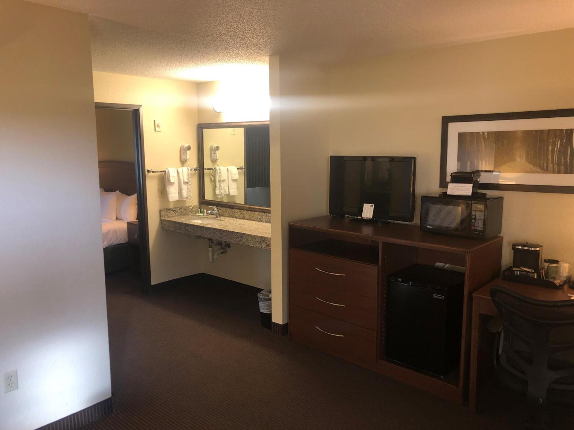 Cobblestone Hotel & Suites - Wisconsin Rapids photo 9