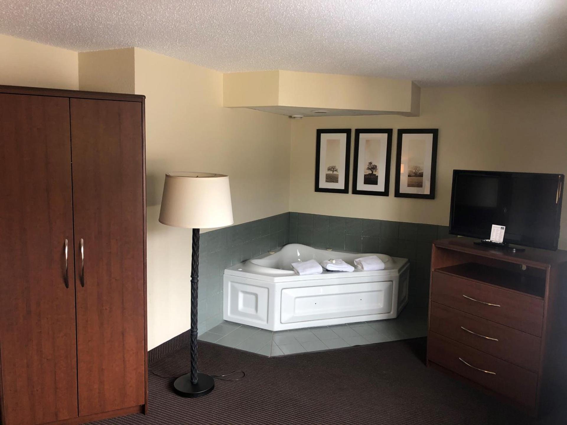Cobblestone Hotel & Suites - Wisconsin Rapids photo 10