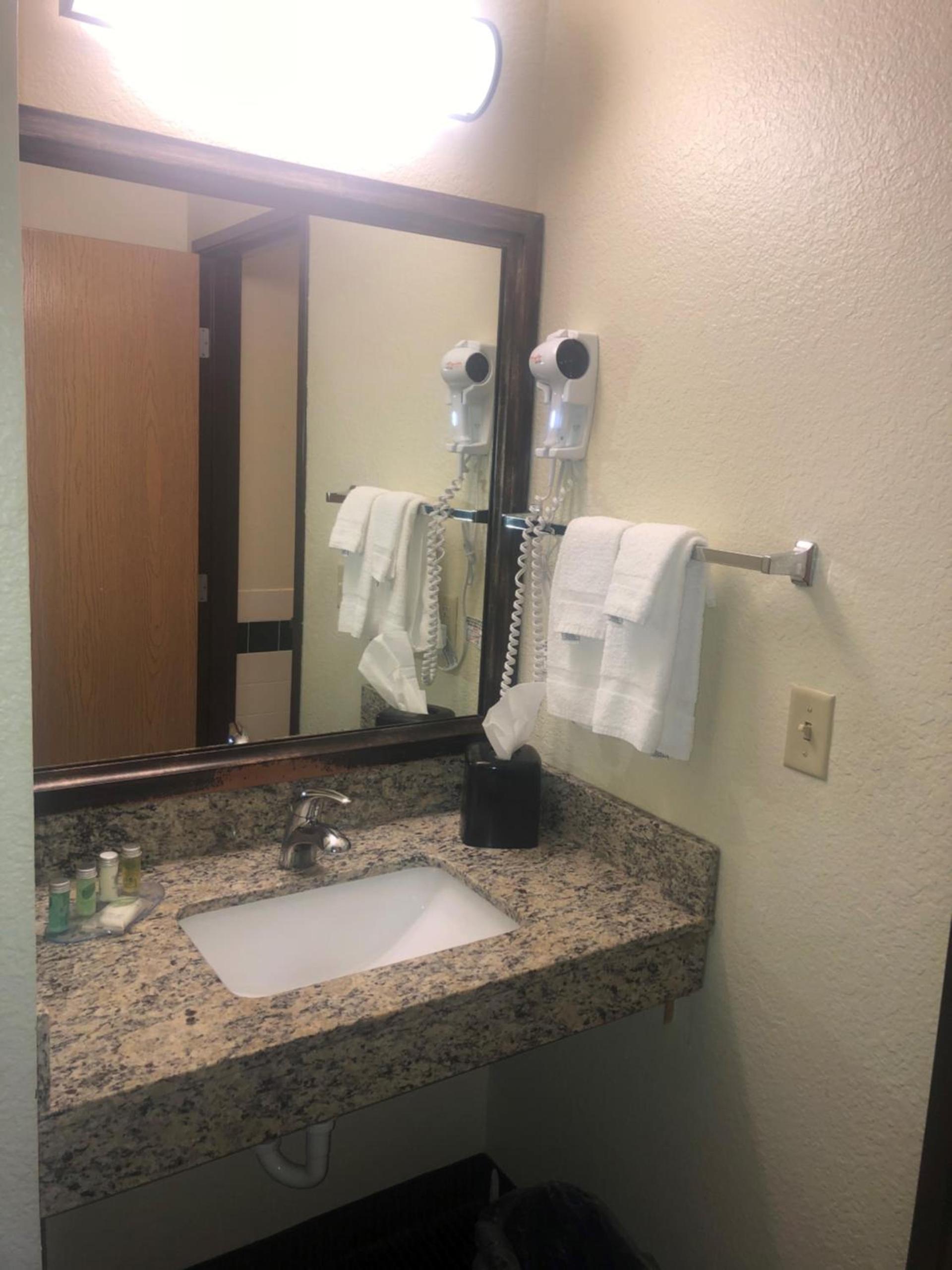 Cobblestone Hotel & Suites - Wisconsin Rapids photo 5